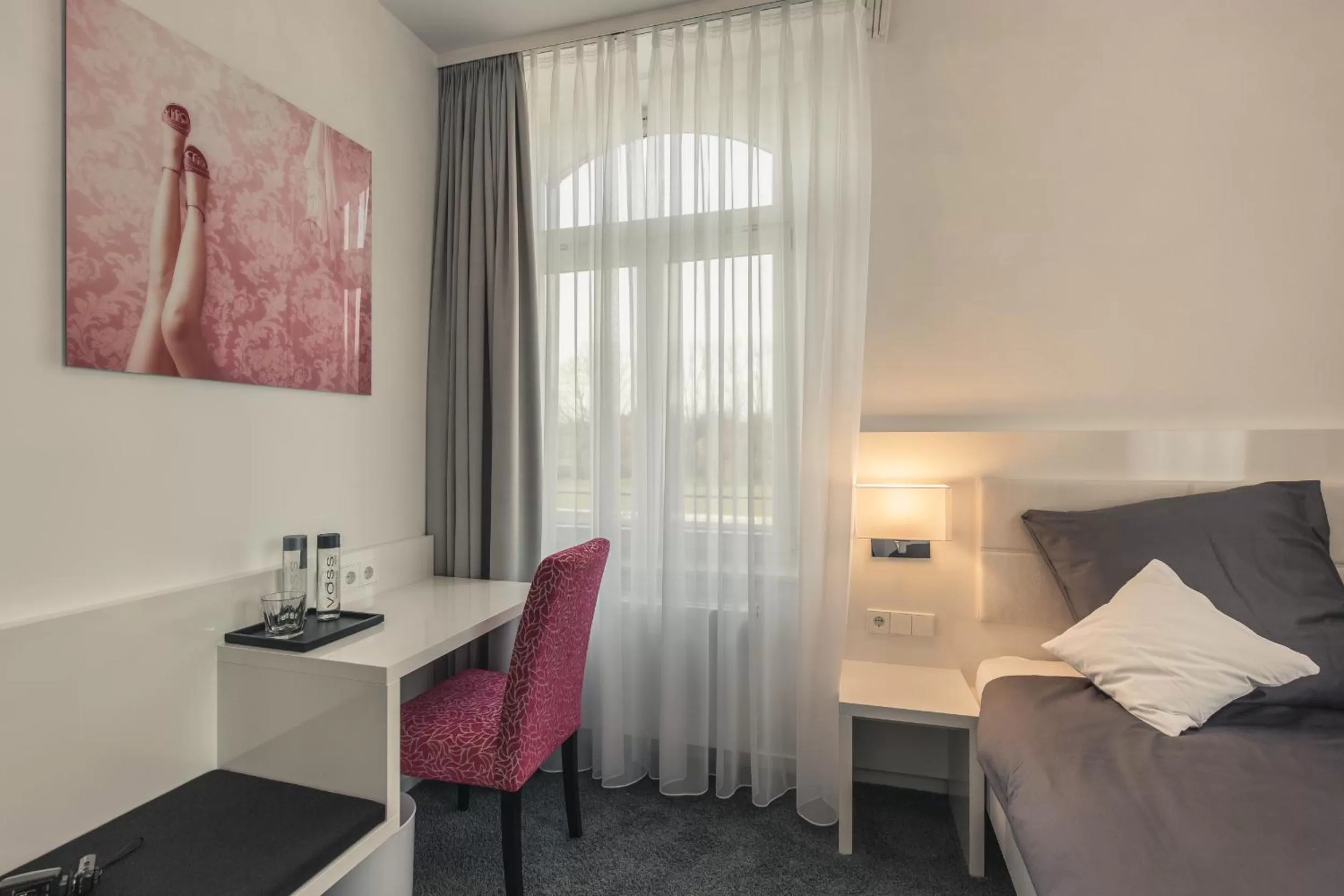 Day, Bed in Bahnlounge 1907