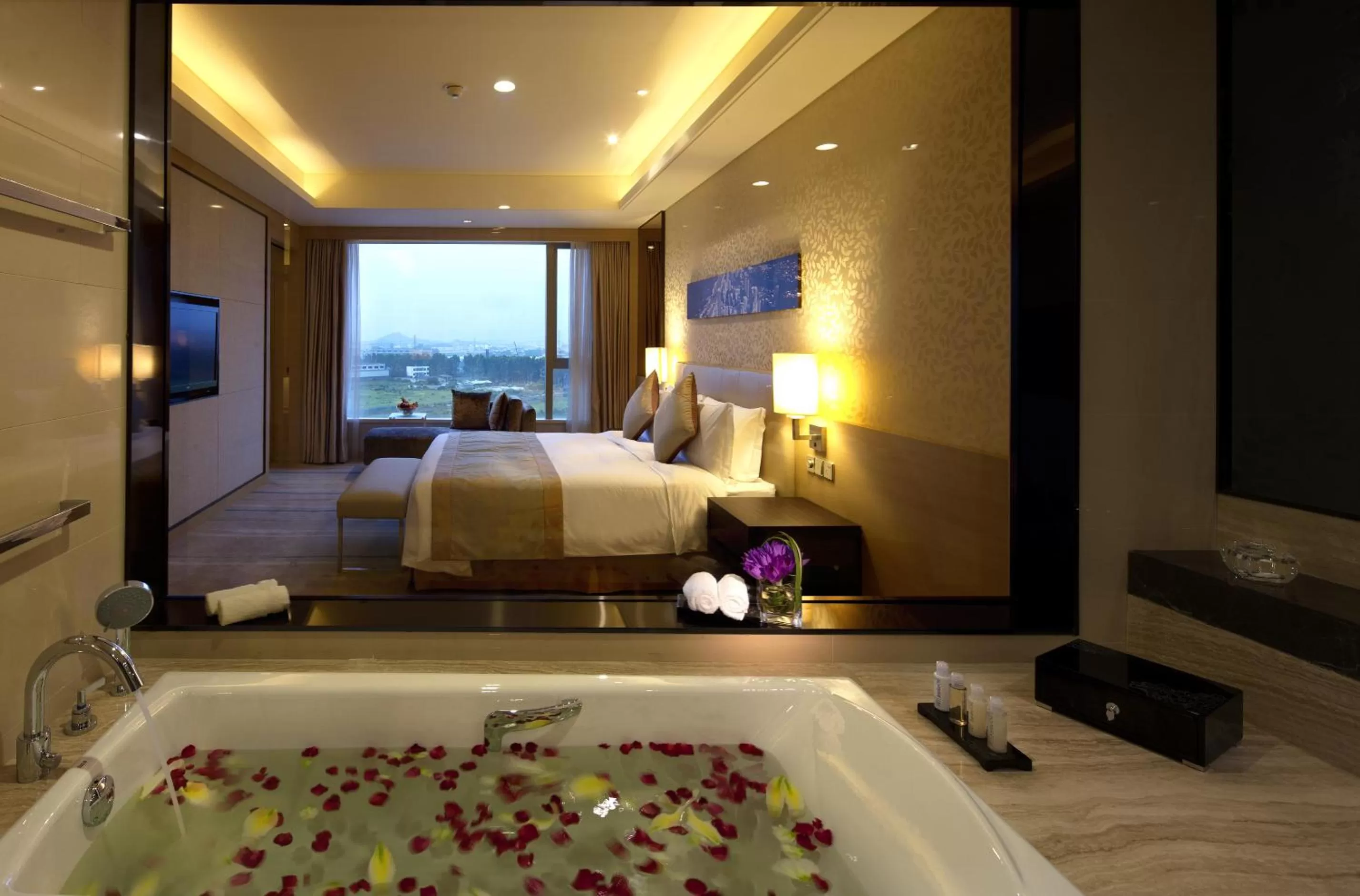 Bathroom, Bed in Crowne Plaza Guangzhou Huadu by IHG - Free Shuttle bus between hotel to Exhibition Center During Canton Fair