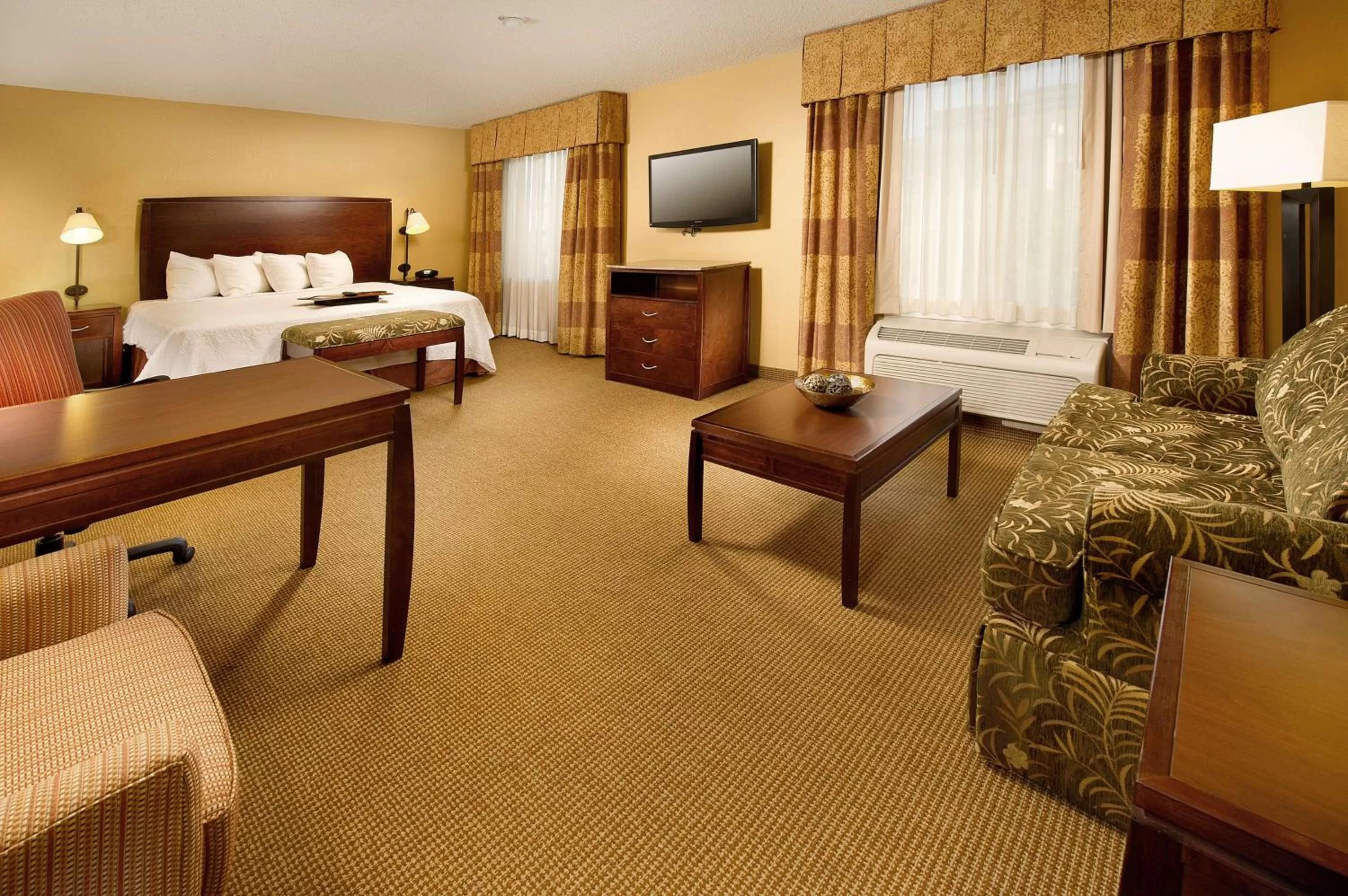 Bedroom, Bed in Hampton Inn and Suites San Antonio Airport