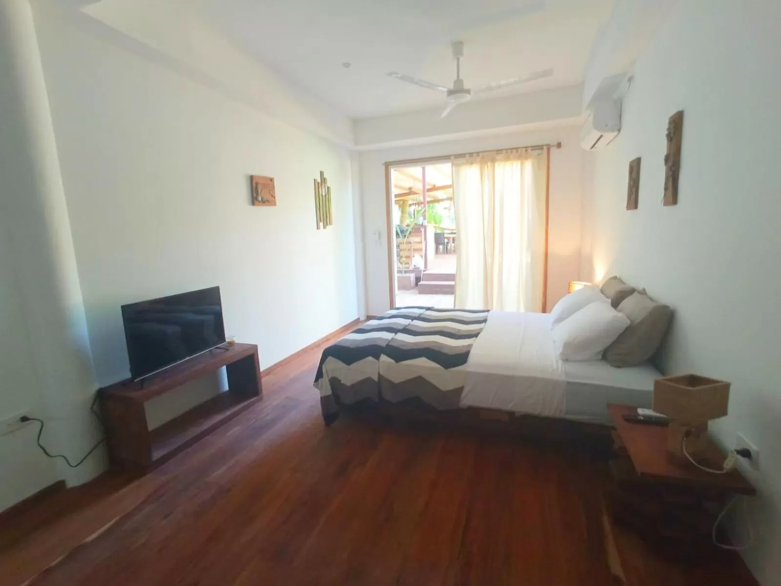 Bed in La Luciernaga Big Creek