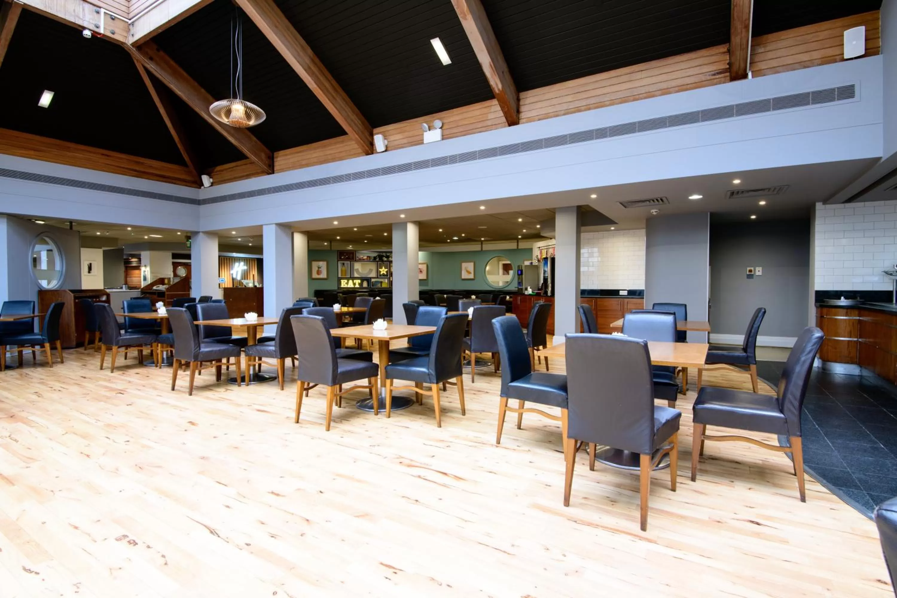 Lounge or bar in Holiday Inn Bolton Centre by IHG