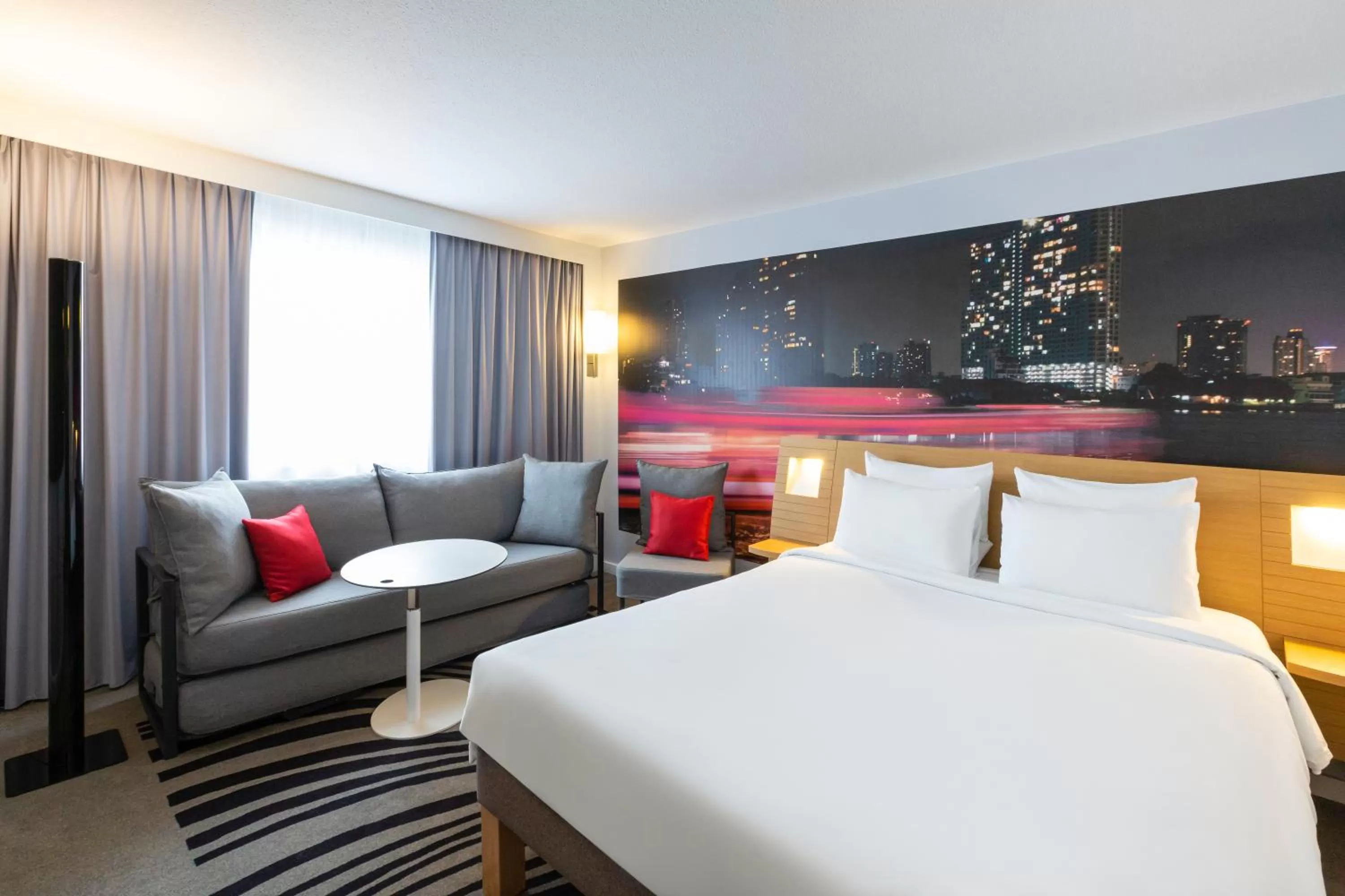 Photo of the whole room, Bed in Novotel Bordeaux Centre Ville