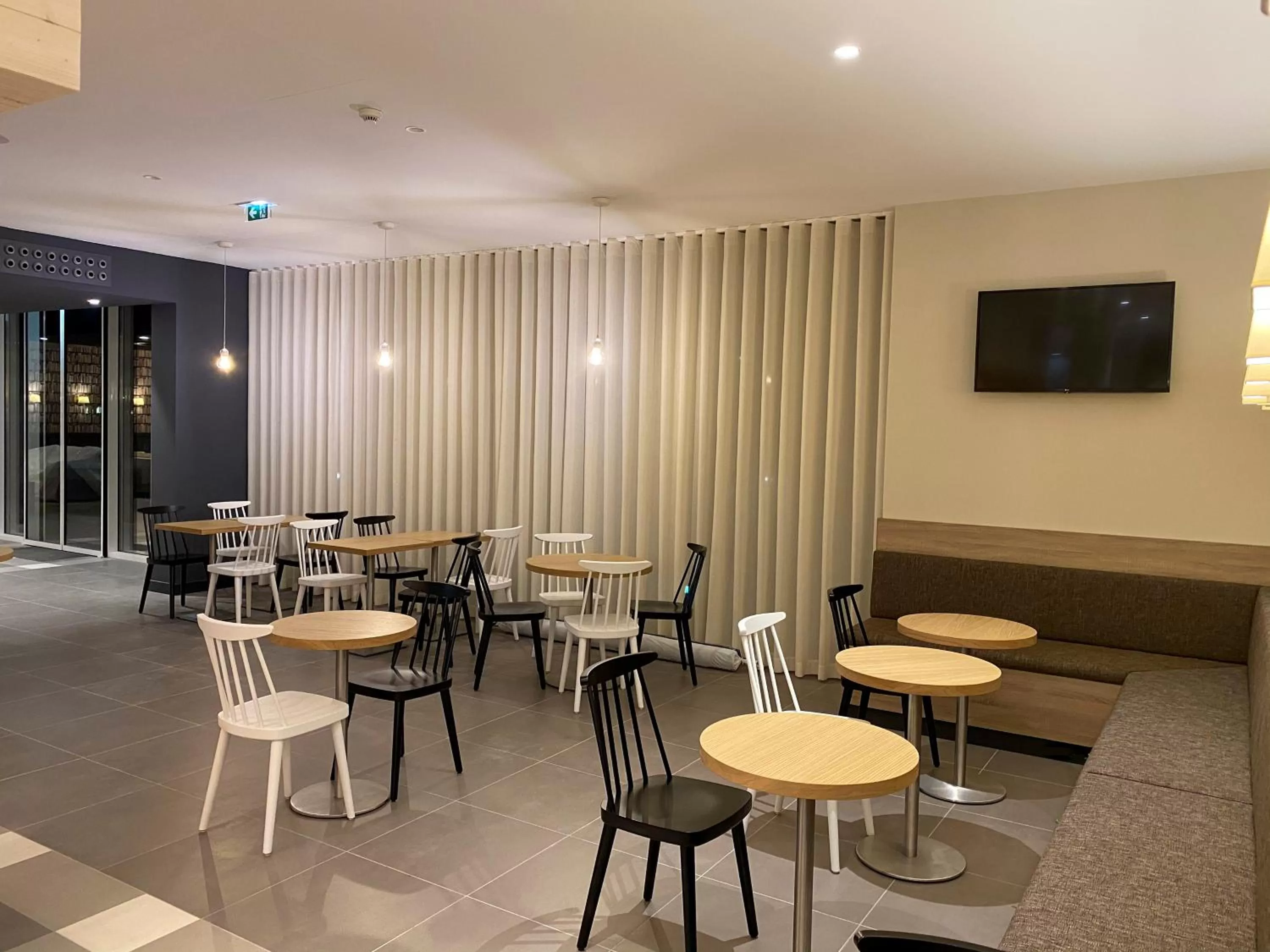 Lounge or bar in Campanile Caldas da Rainha