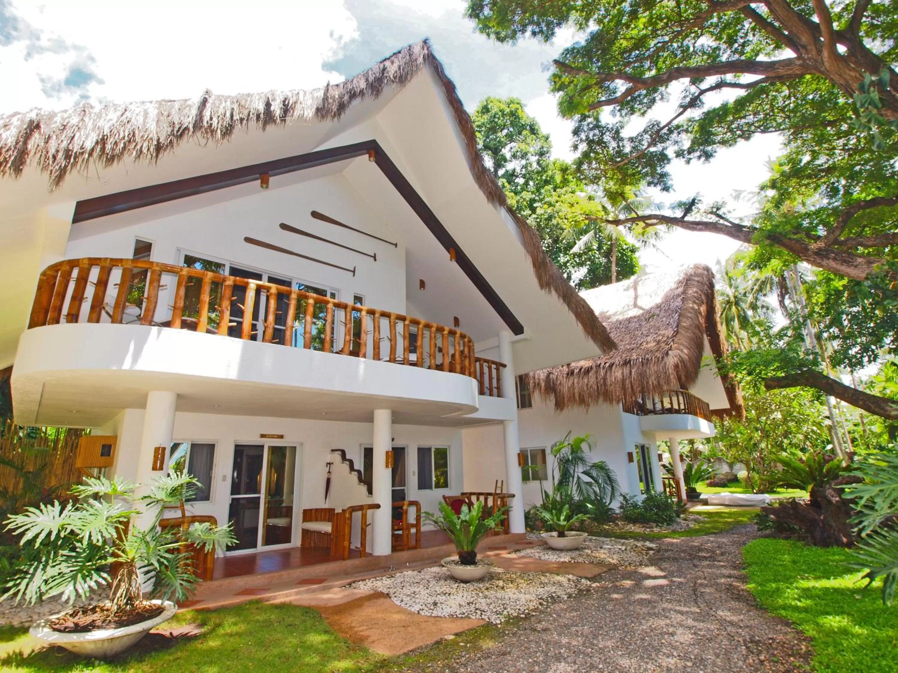 Property building in Pura Vida Beach & Dive Resort