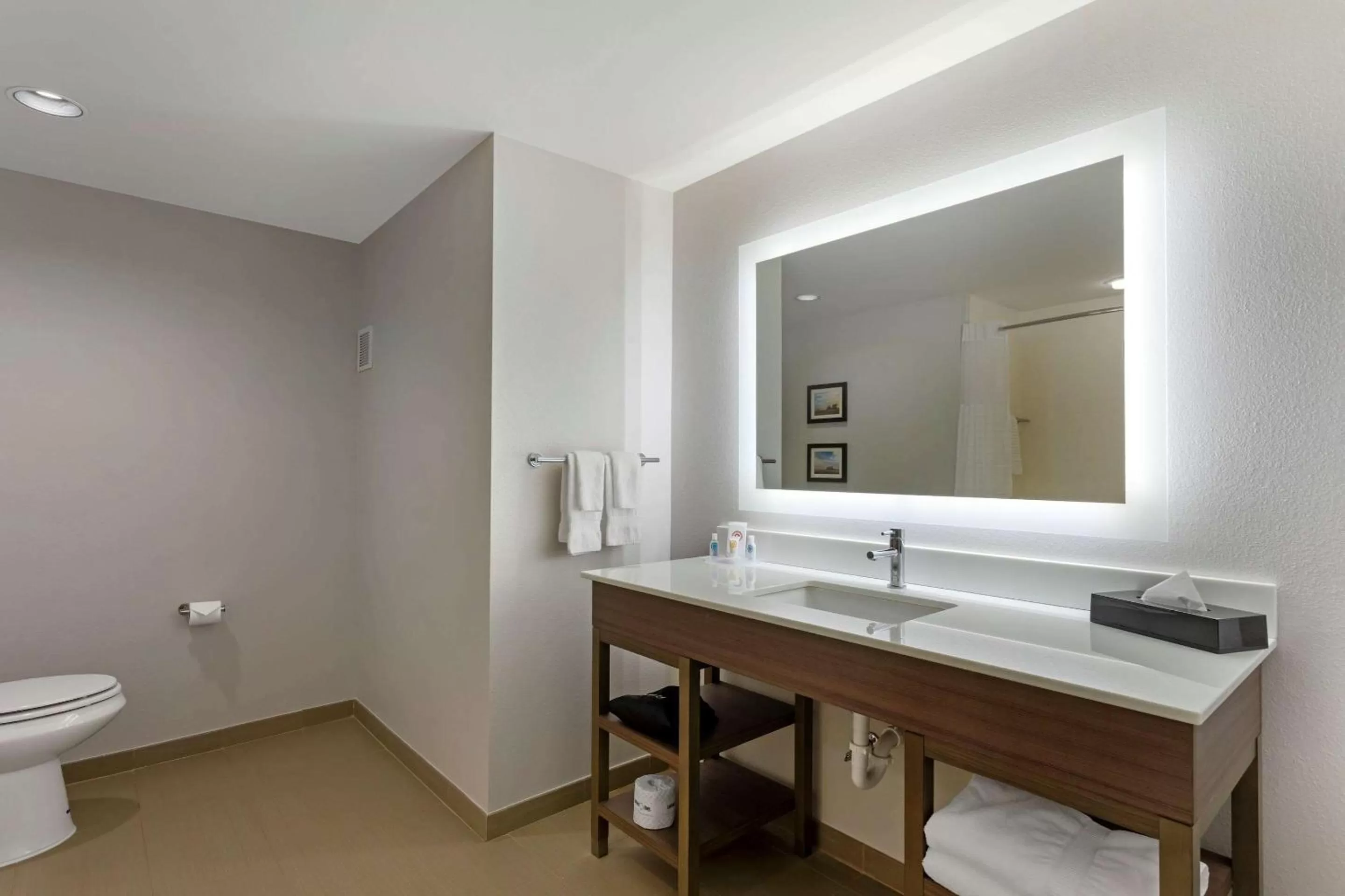 Photo of the whole room in Comfort Inn Jonesboro