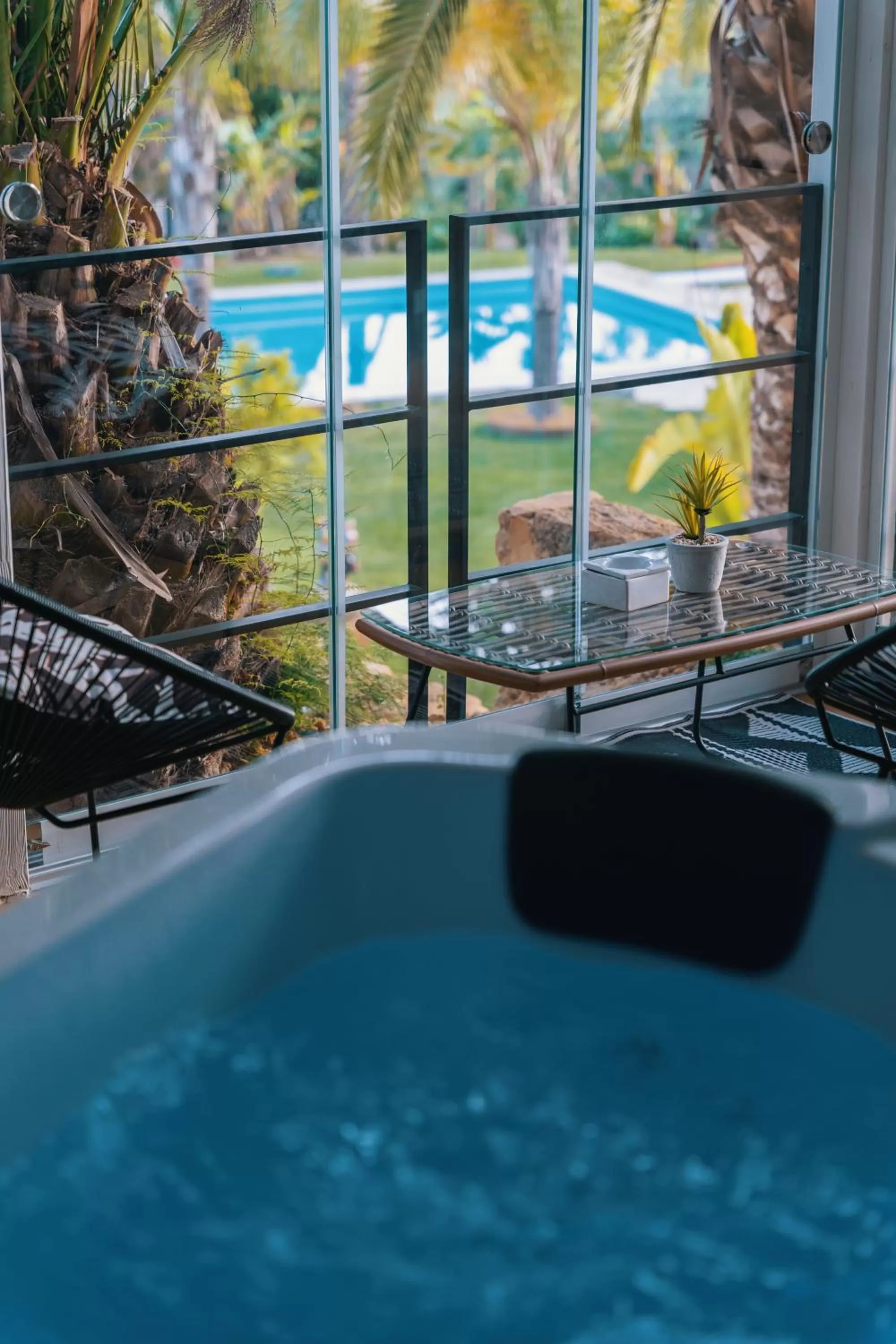 Hot Tub, Swimming Pool in Emesh Boutique Suite