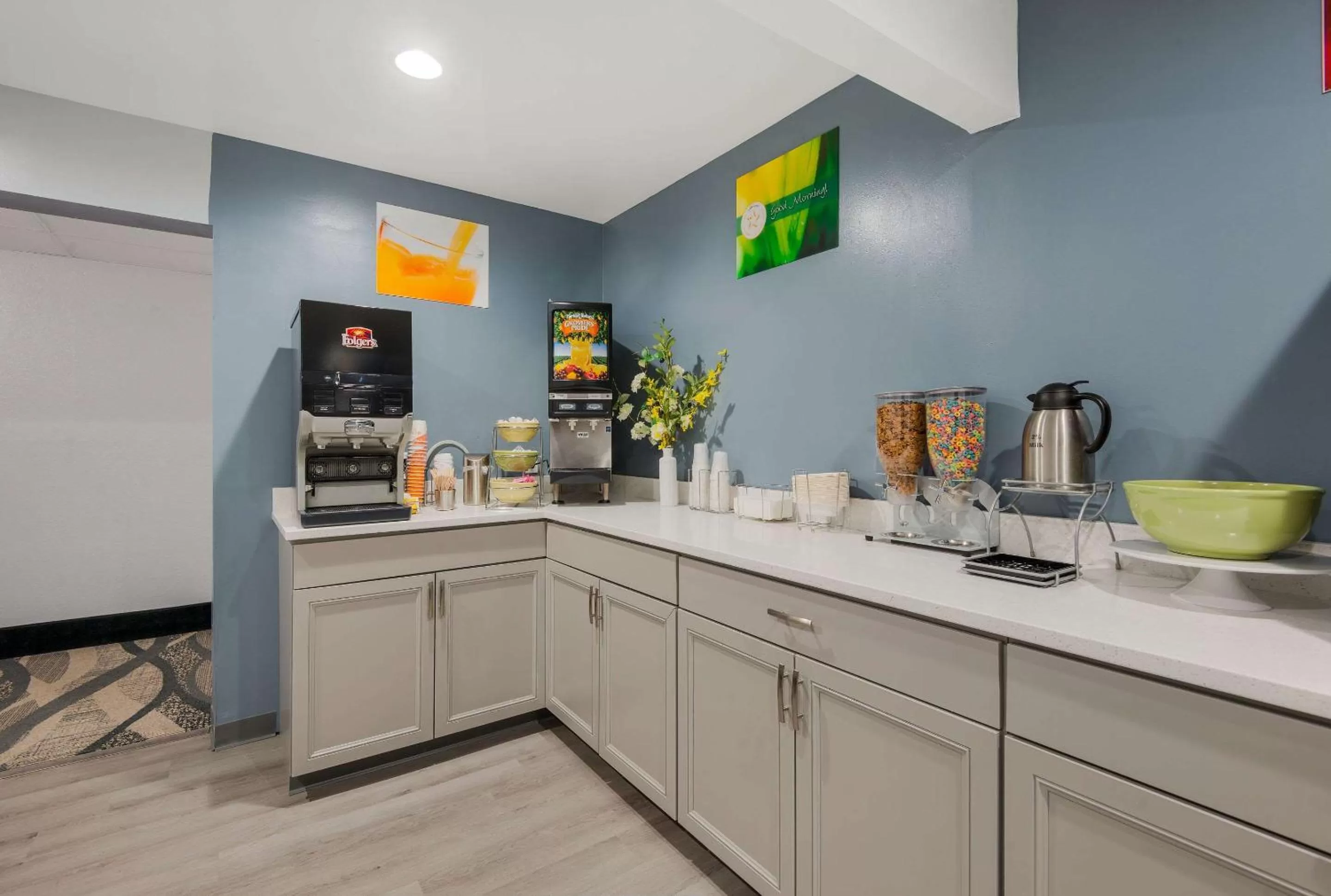 Breakfast, Kitchen/Kitchenette in Super 8 by Wyndham Oneida Verona