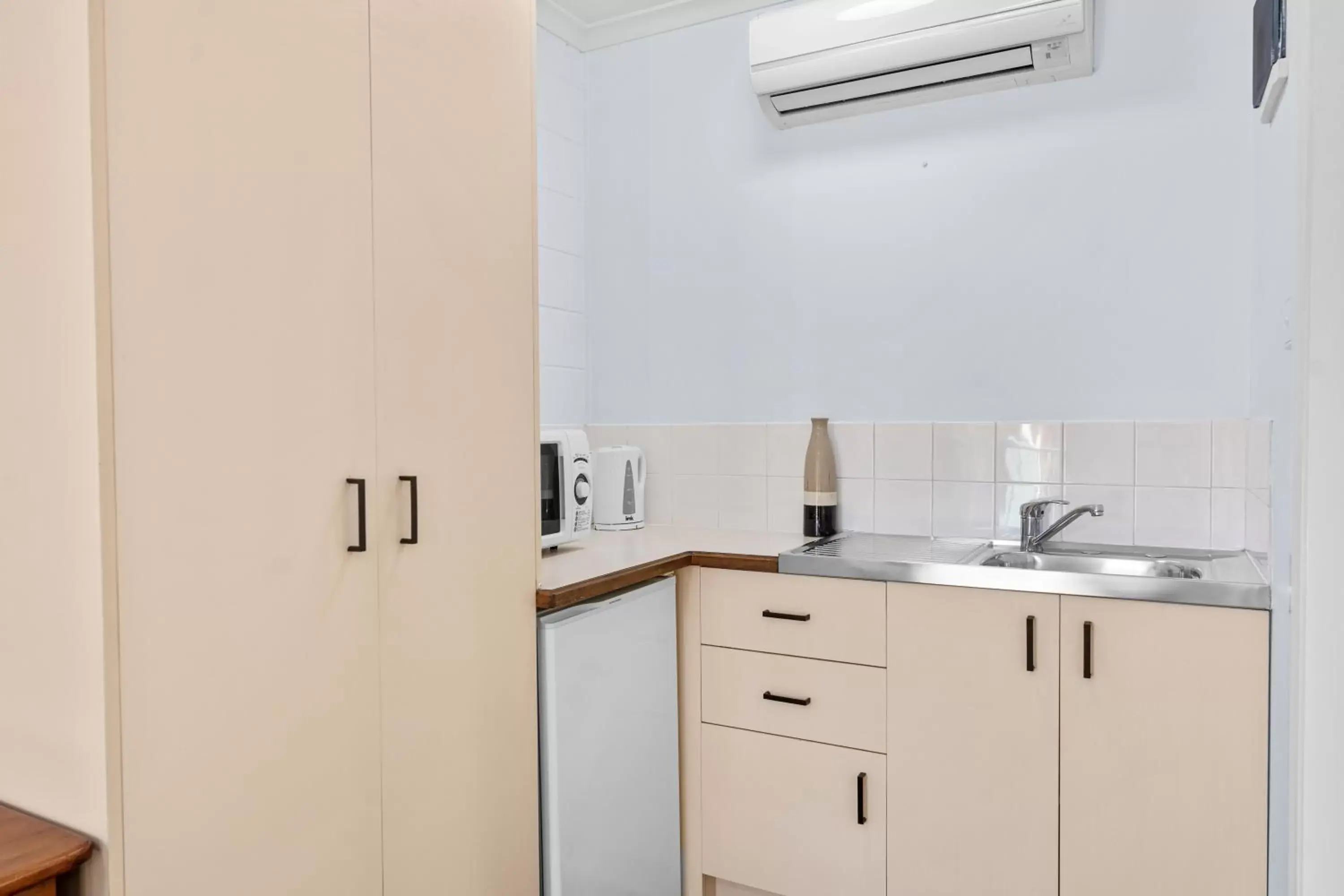 Executive Queen Room in Bent Street Motor Inn Executive Queen Room in Bent Street Motor Inn