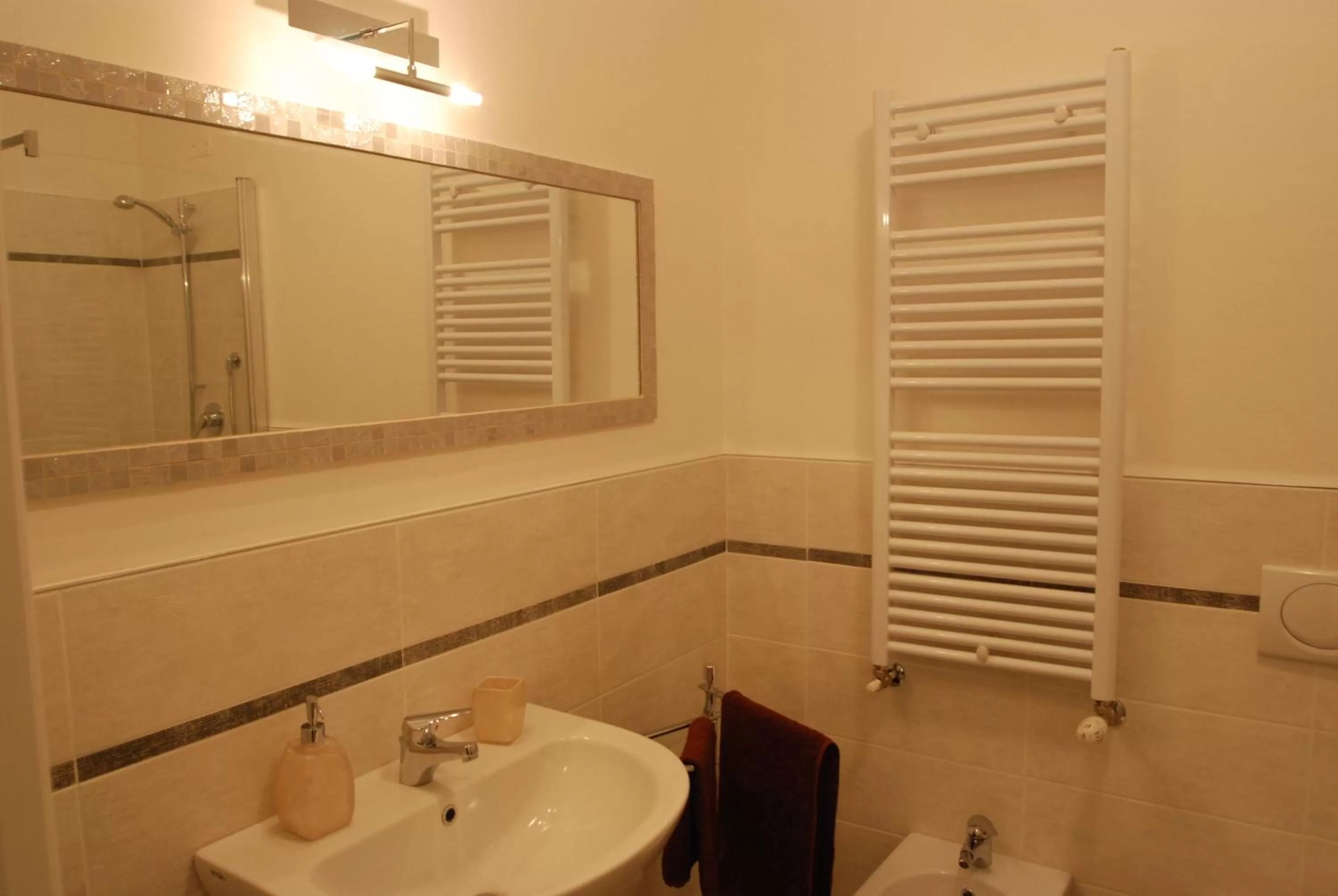 Shower in B&B Fiera Maglo'