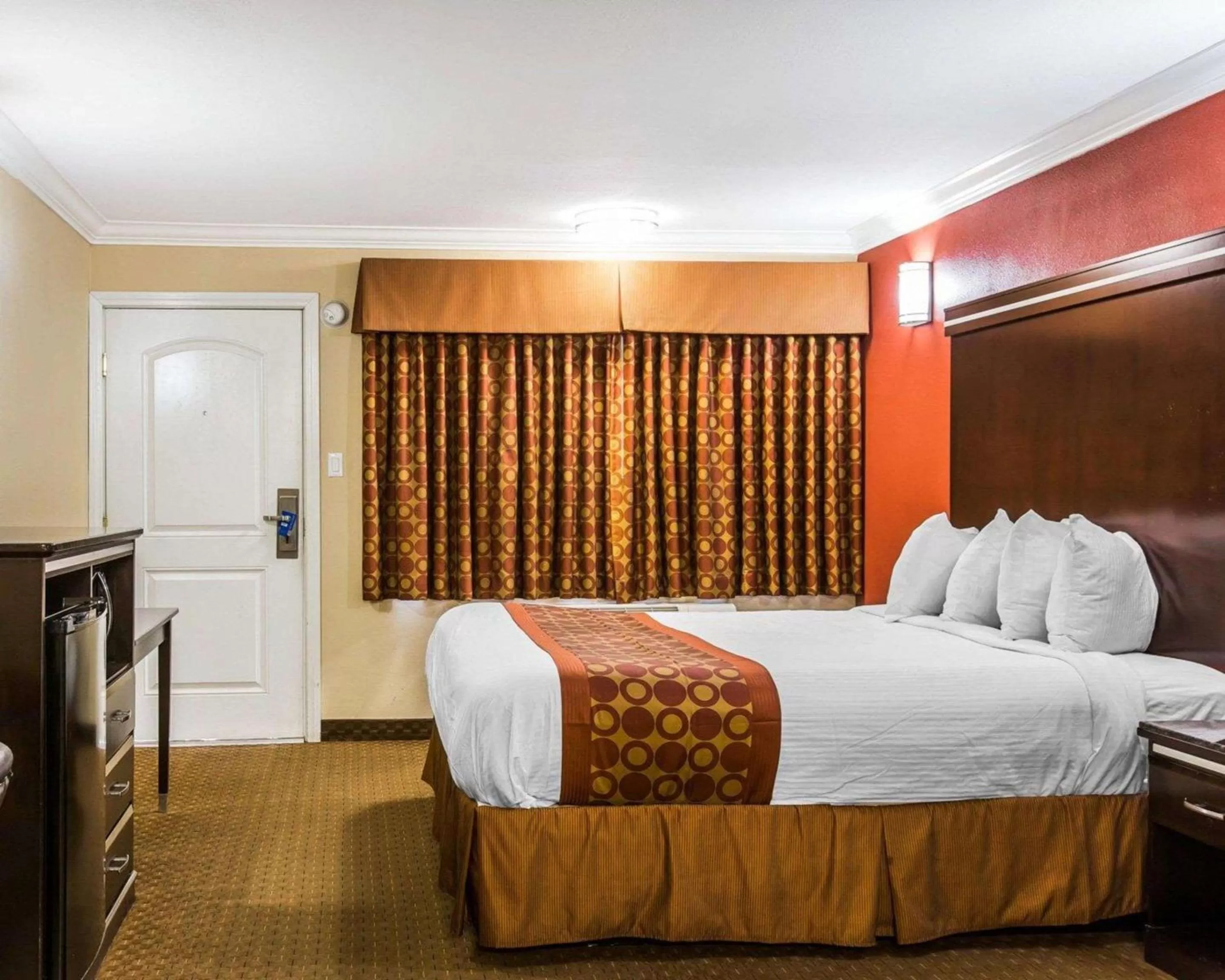 Photo of the whole room, Bed in Rodeway Inn & Suites Corona