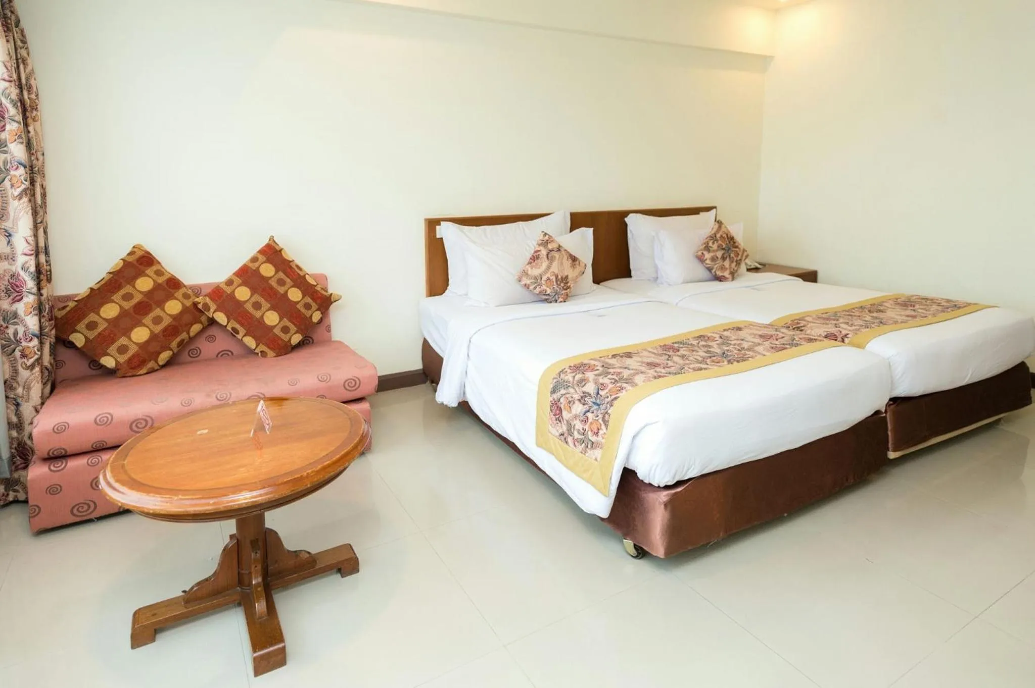 Photo of the whole room, Bed in River Kwai Hotel