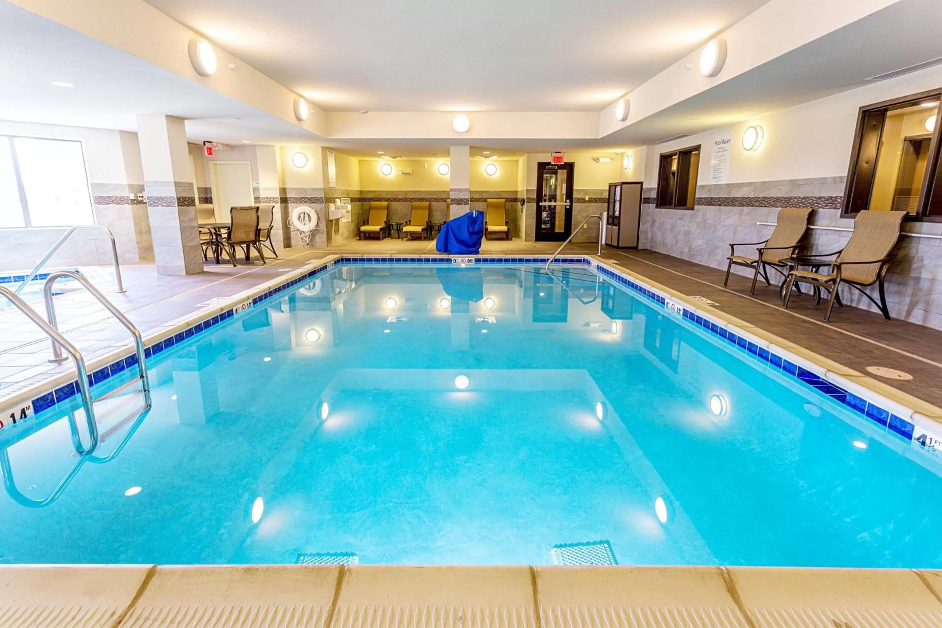 Swimming pool in Holiday Inn Express Hotel & Suites Billings by IHG
