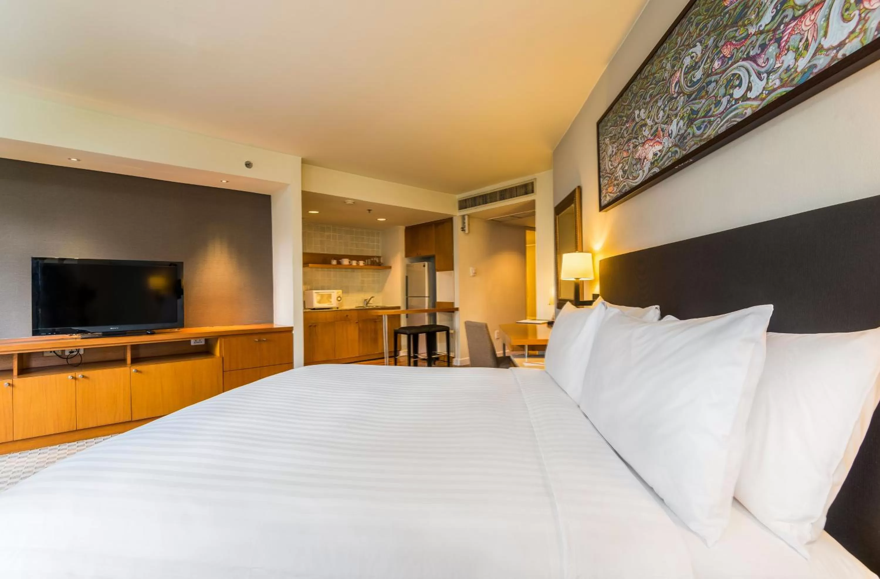 Photo of the whole room, Bed in Chatrium Sathon Bangkok