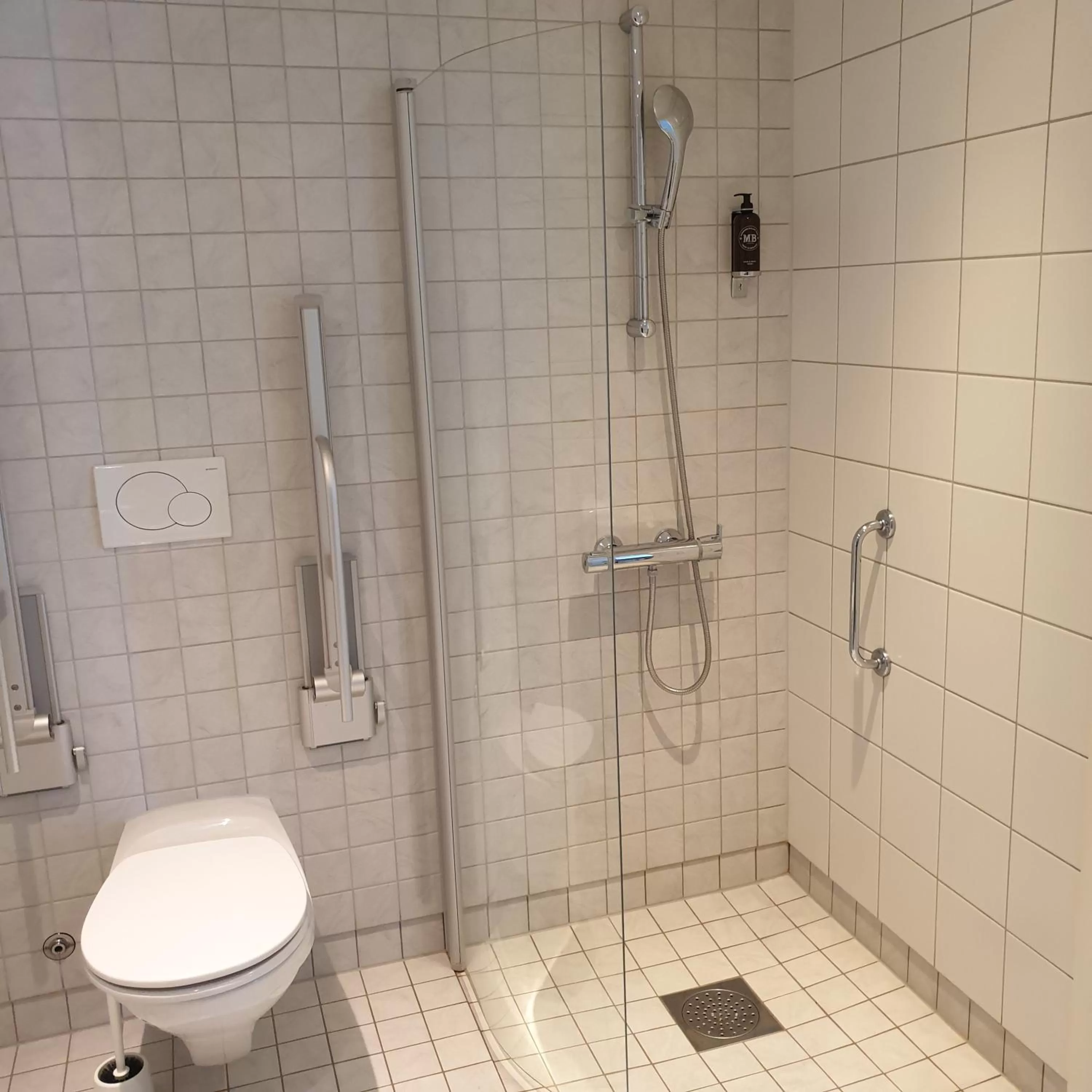 Bathroom in Strand Hotel Fevik - by Classic Norway Hotels