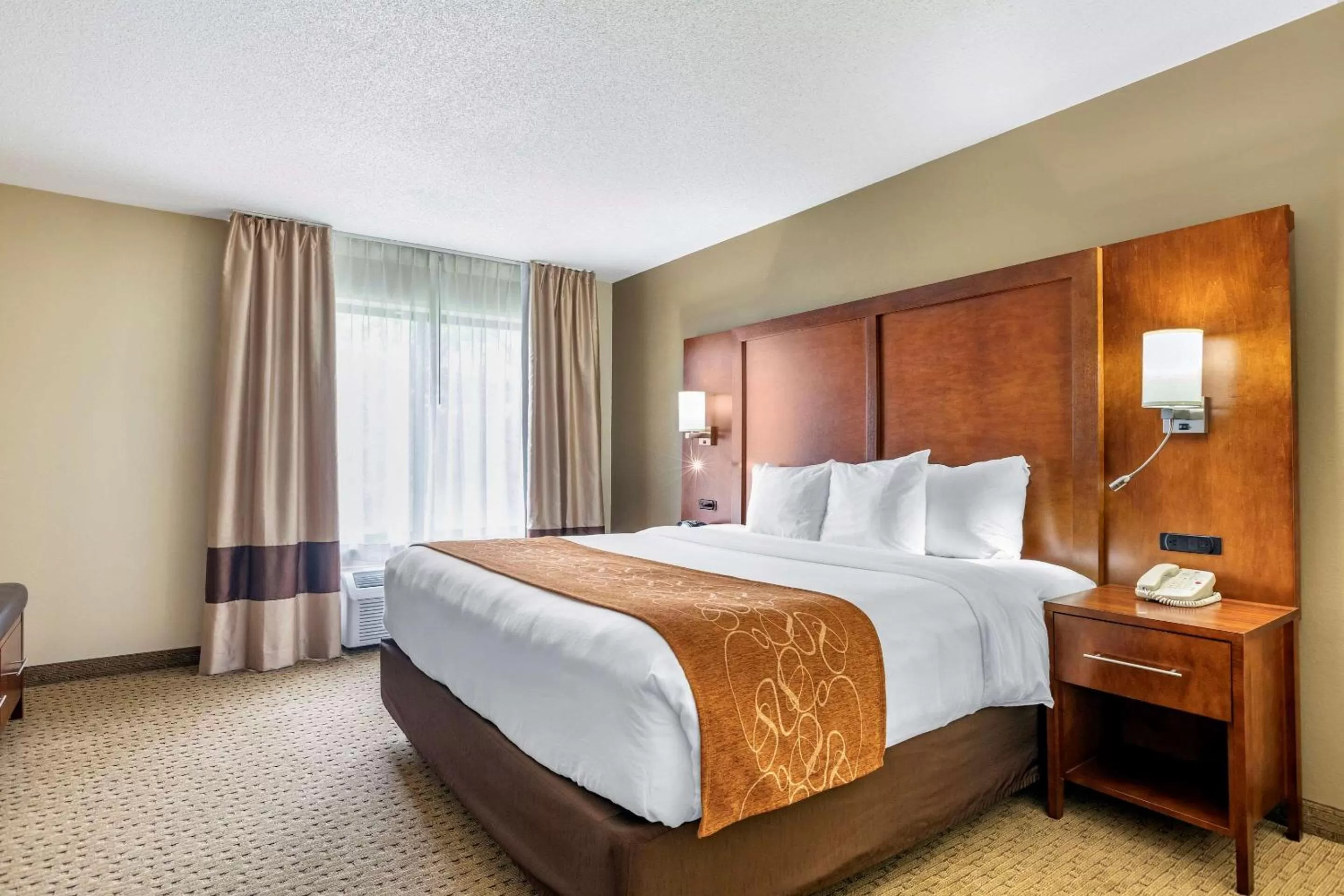 Photo of the whole room, Bed in Comfort Suites Grand Rapids North