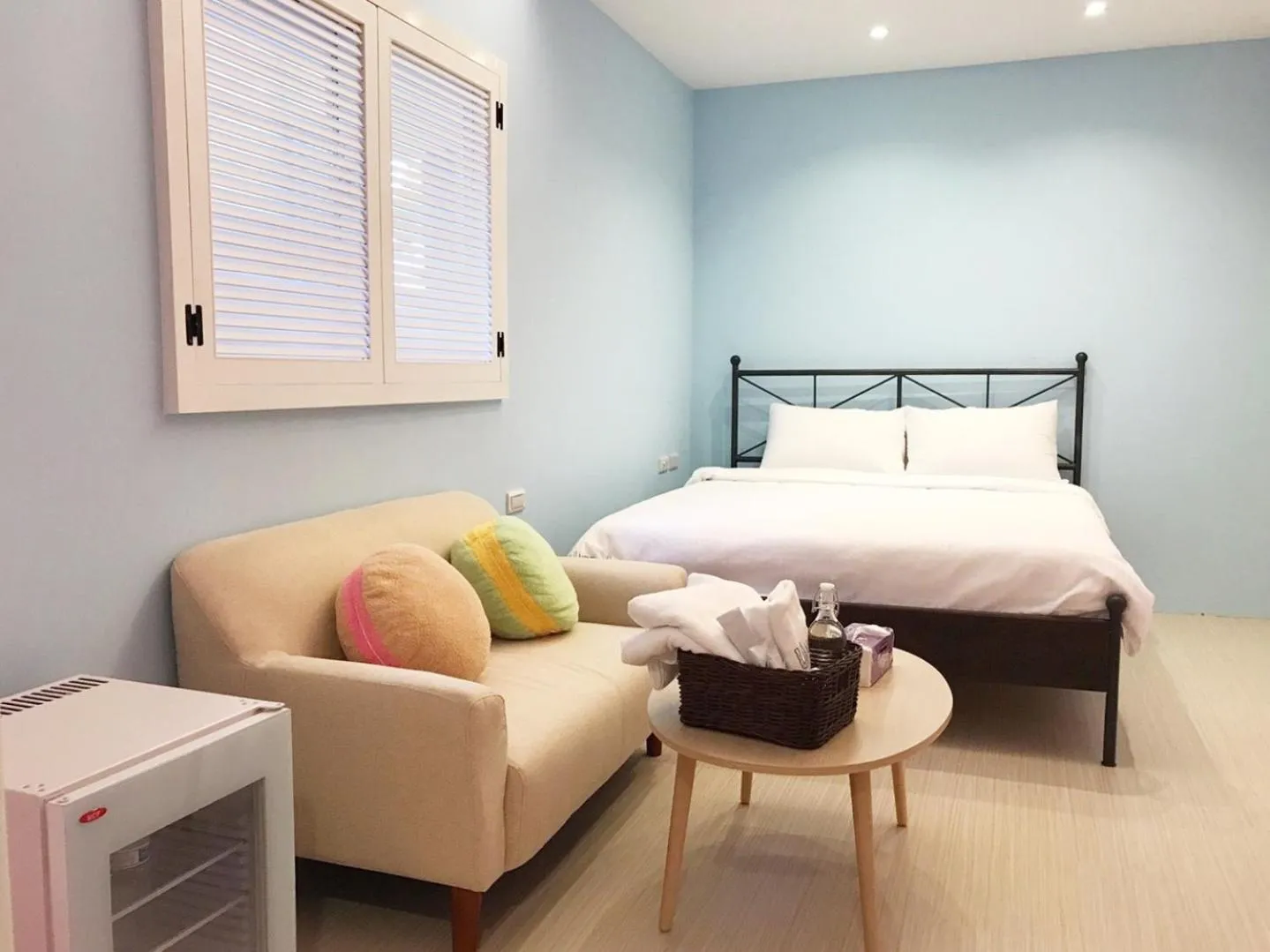 Photo of the whole room, Bed in Urban