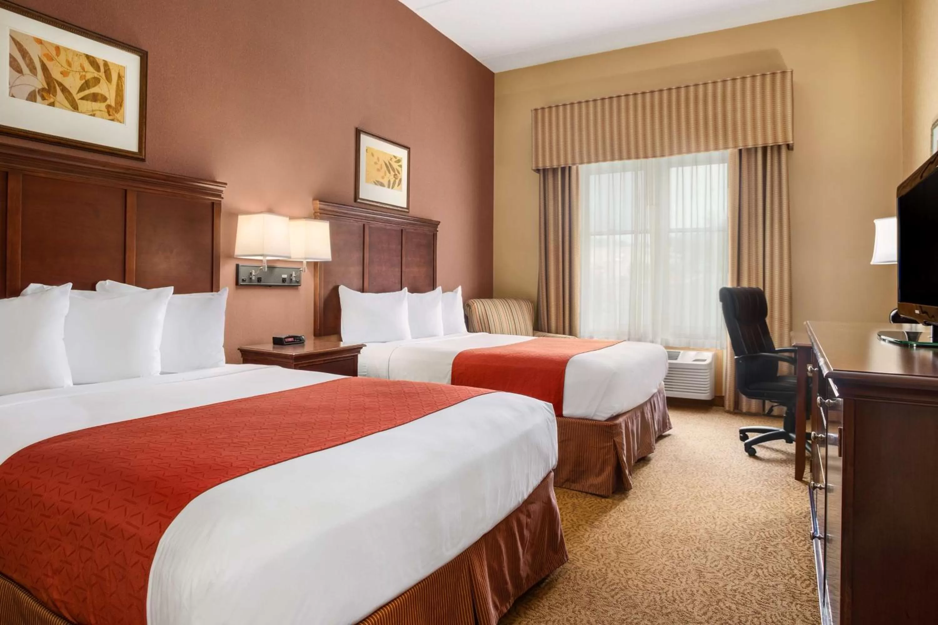 Photo of the whole room, Bed in Country Inn & Suites by Radisson, Cuyahoga Falls, OH