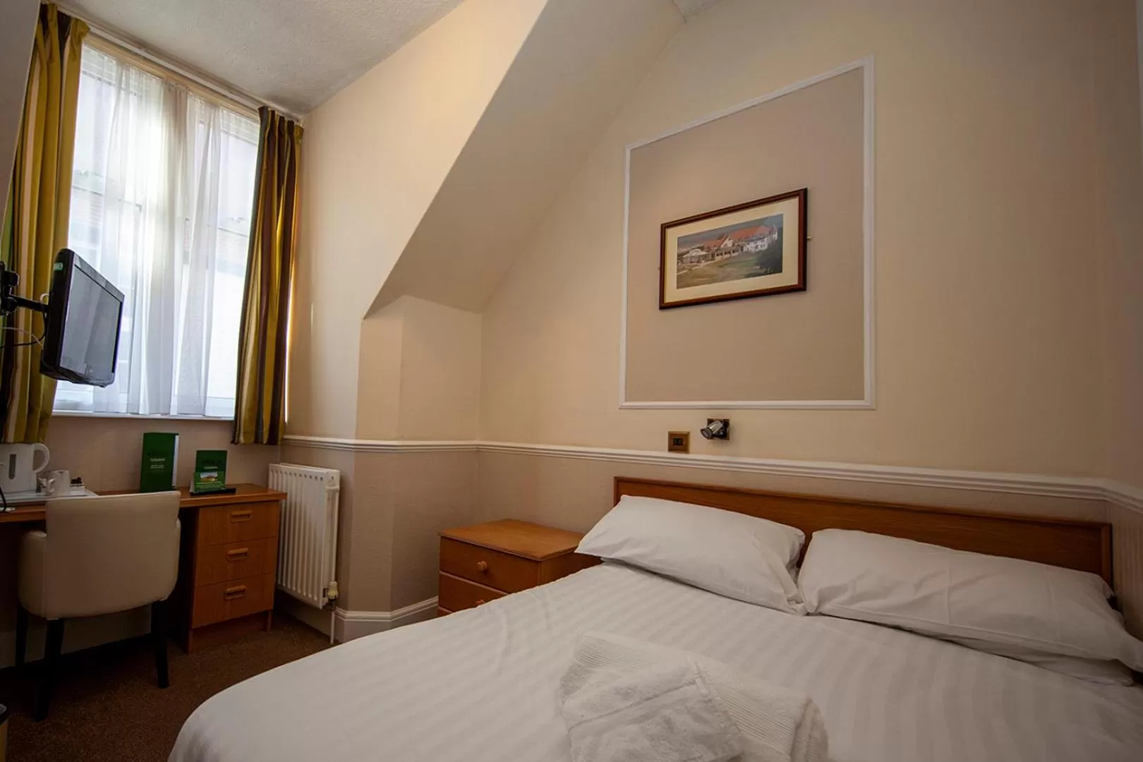 Bedroom, Bed in North Shore Hotel