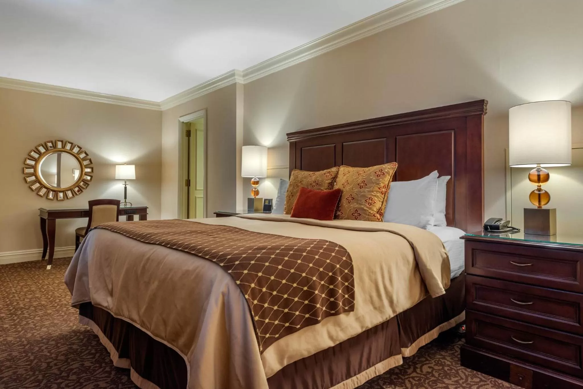 Photo of the whole room, Bed in Omni William Penn Hotel