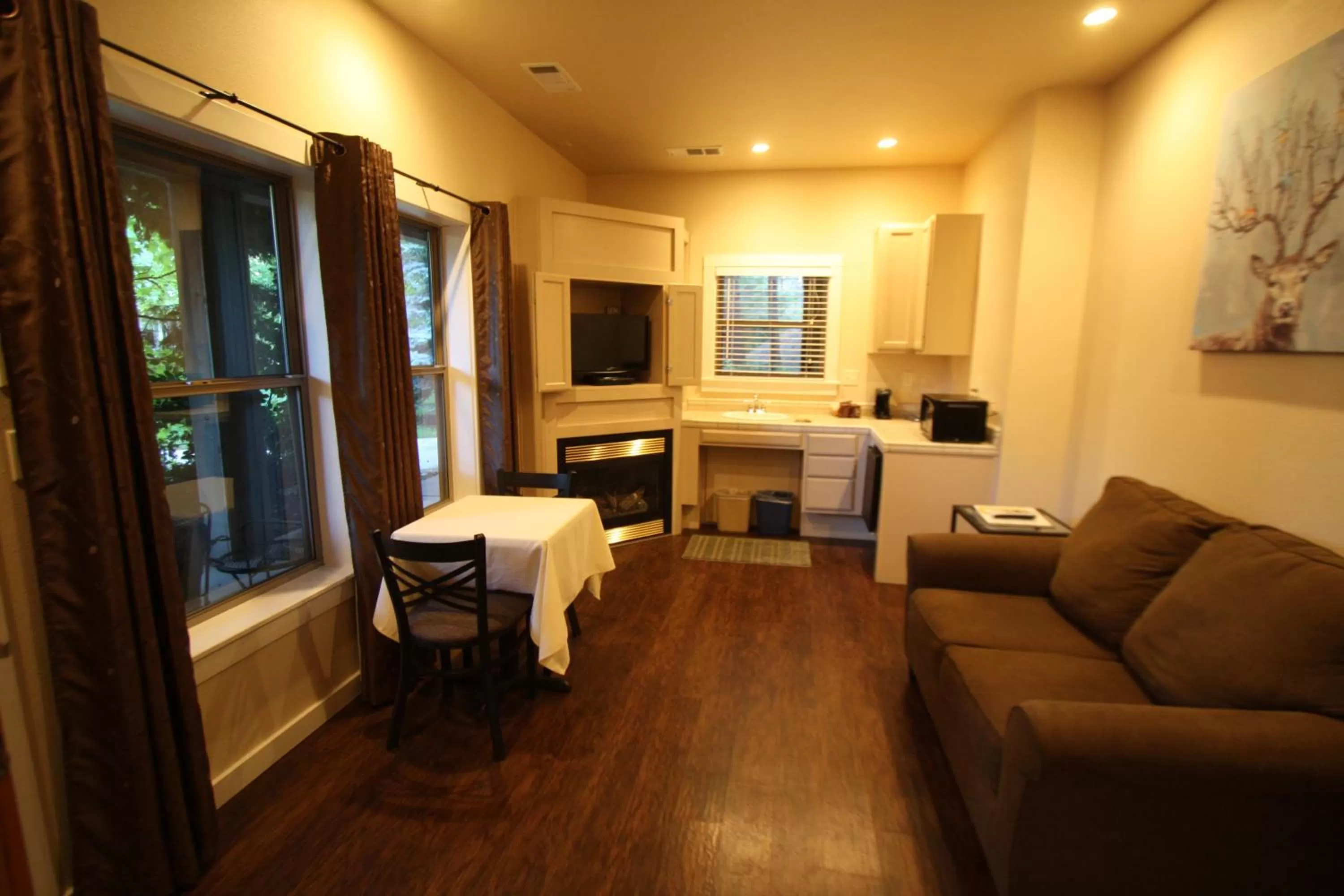 Living room, Seating Area in The Inn at Shasta Lake
