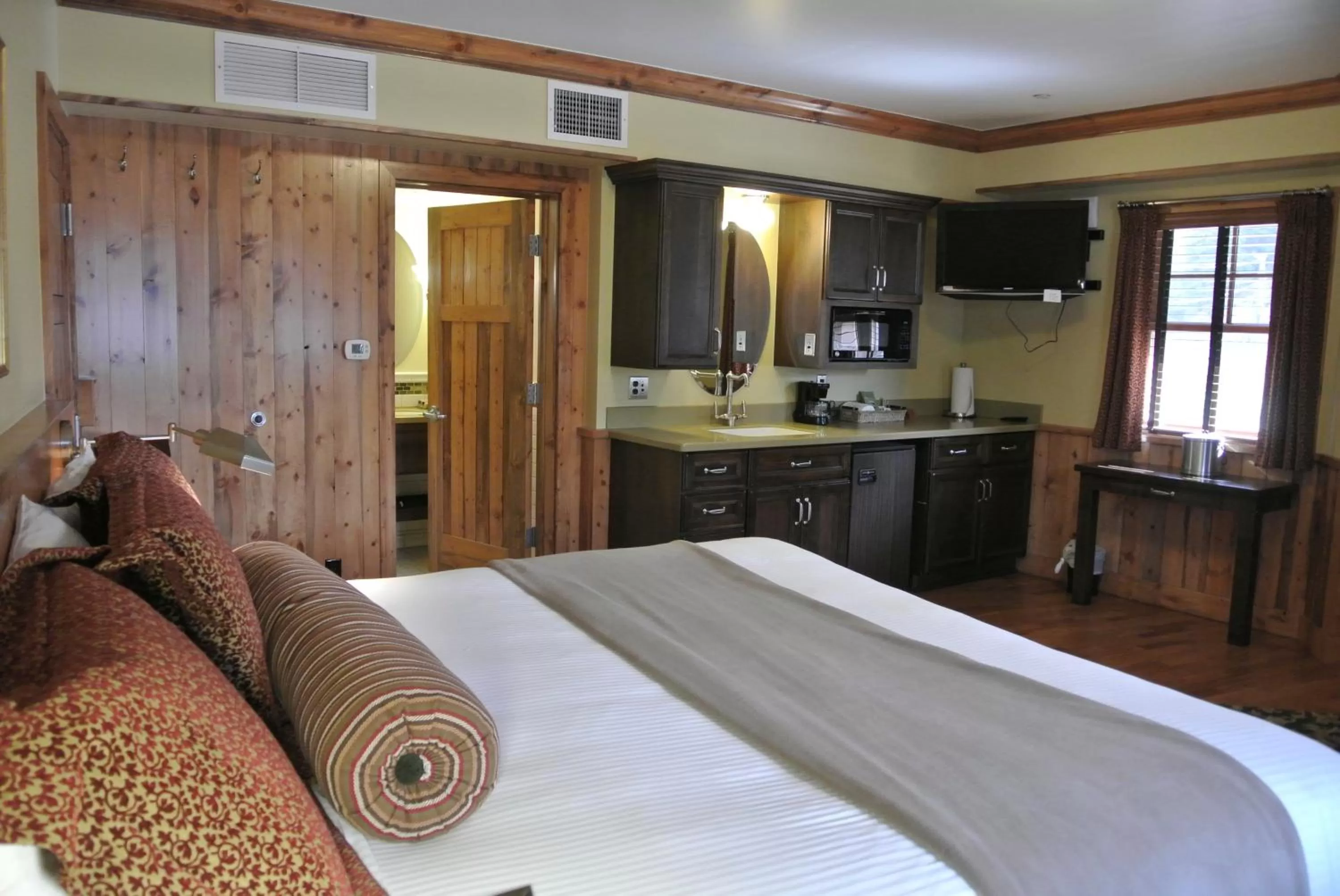 One-Bedroom Suite in The Green Bridge Inn