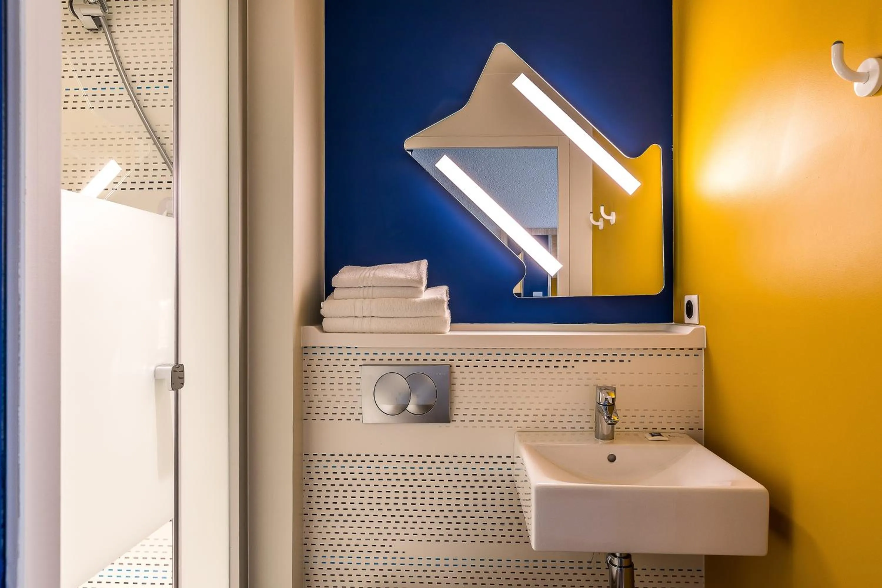 Bathroom in ibis budget Paris Gennevilliers