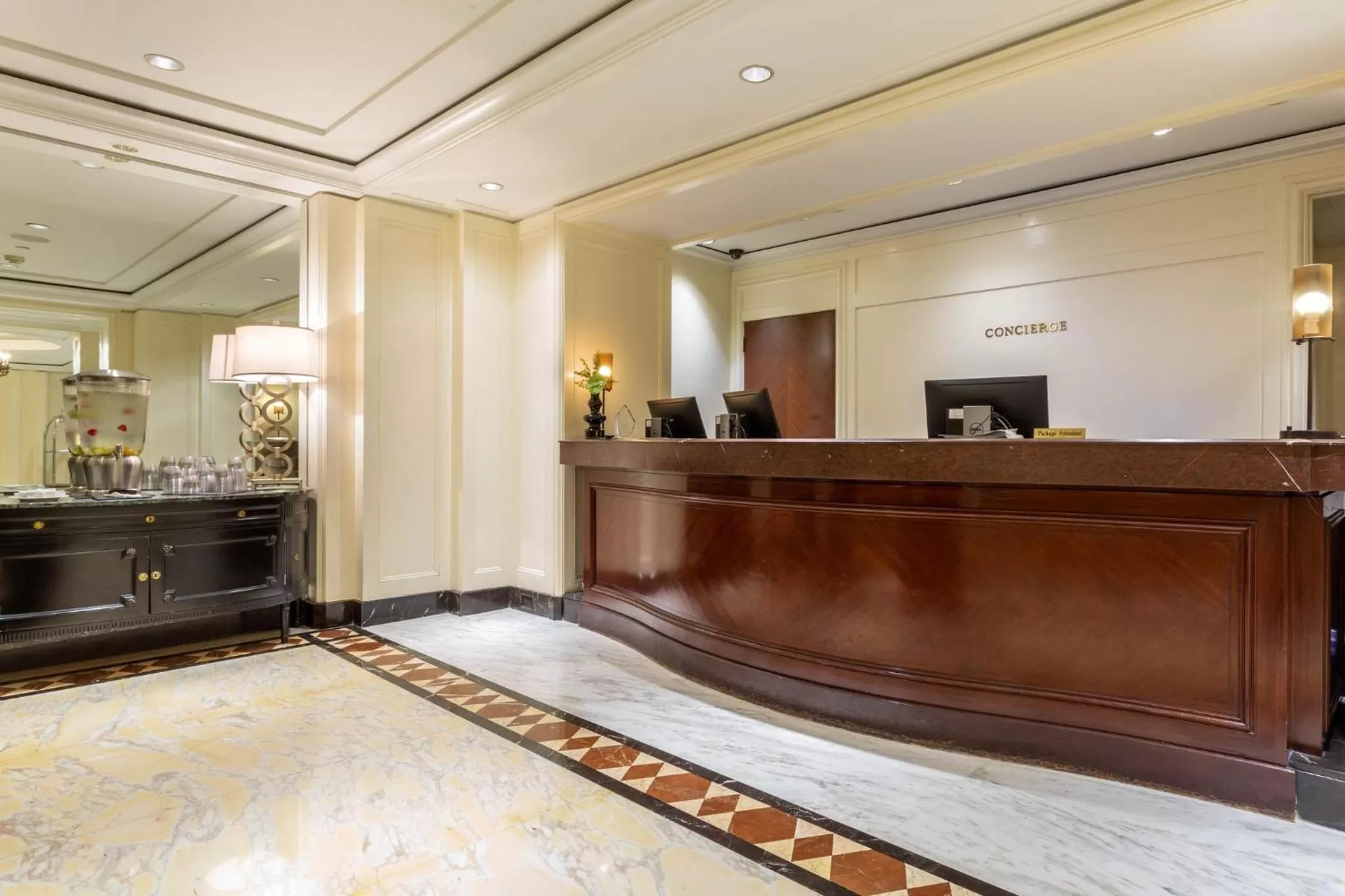 Facade/entrance in Omni Berkshire Place