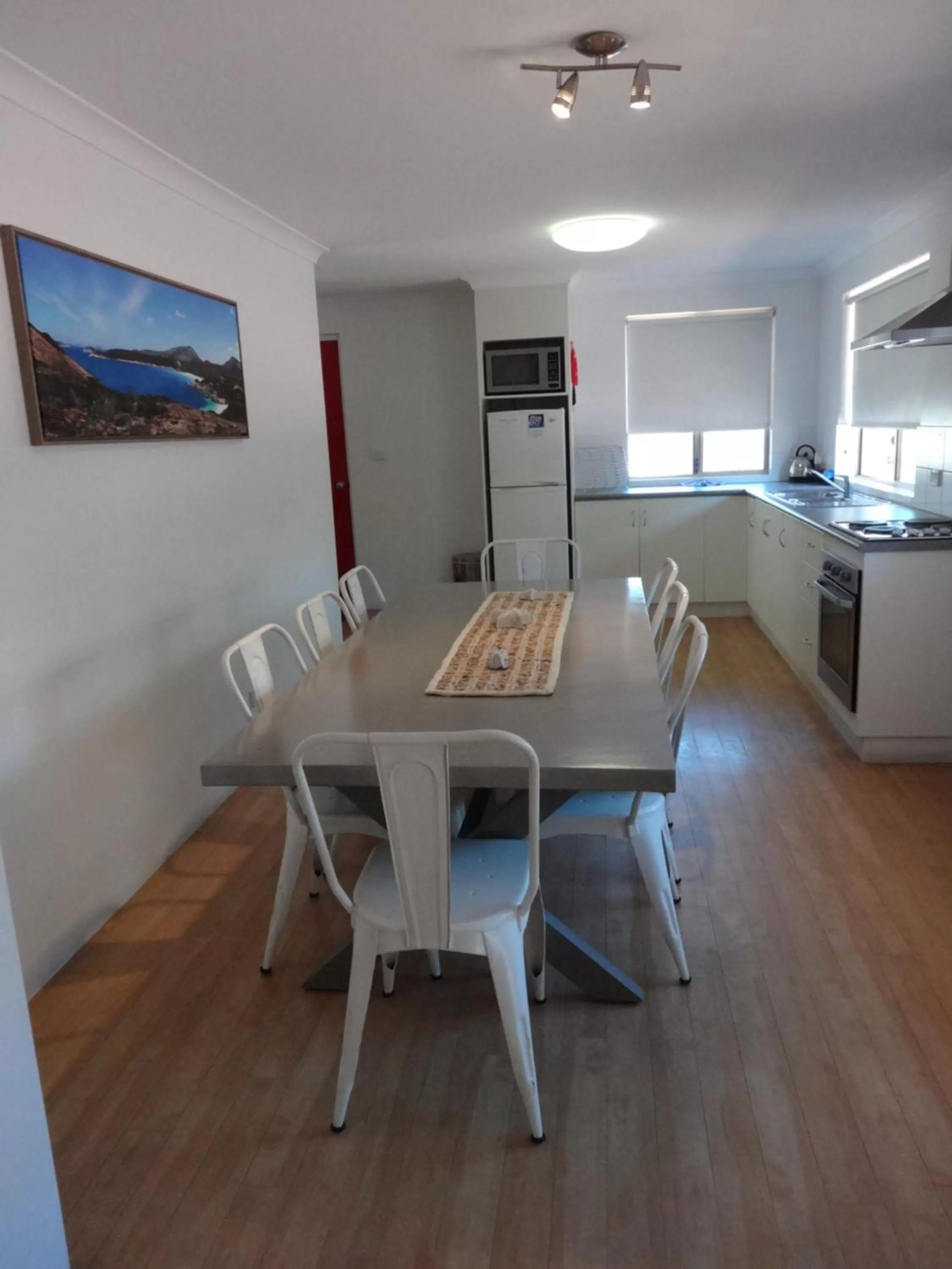 Kitchen or kitchenette, Dining Area in Archipelago Apartments Esperance
