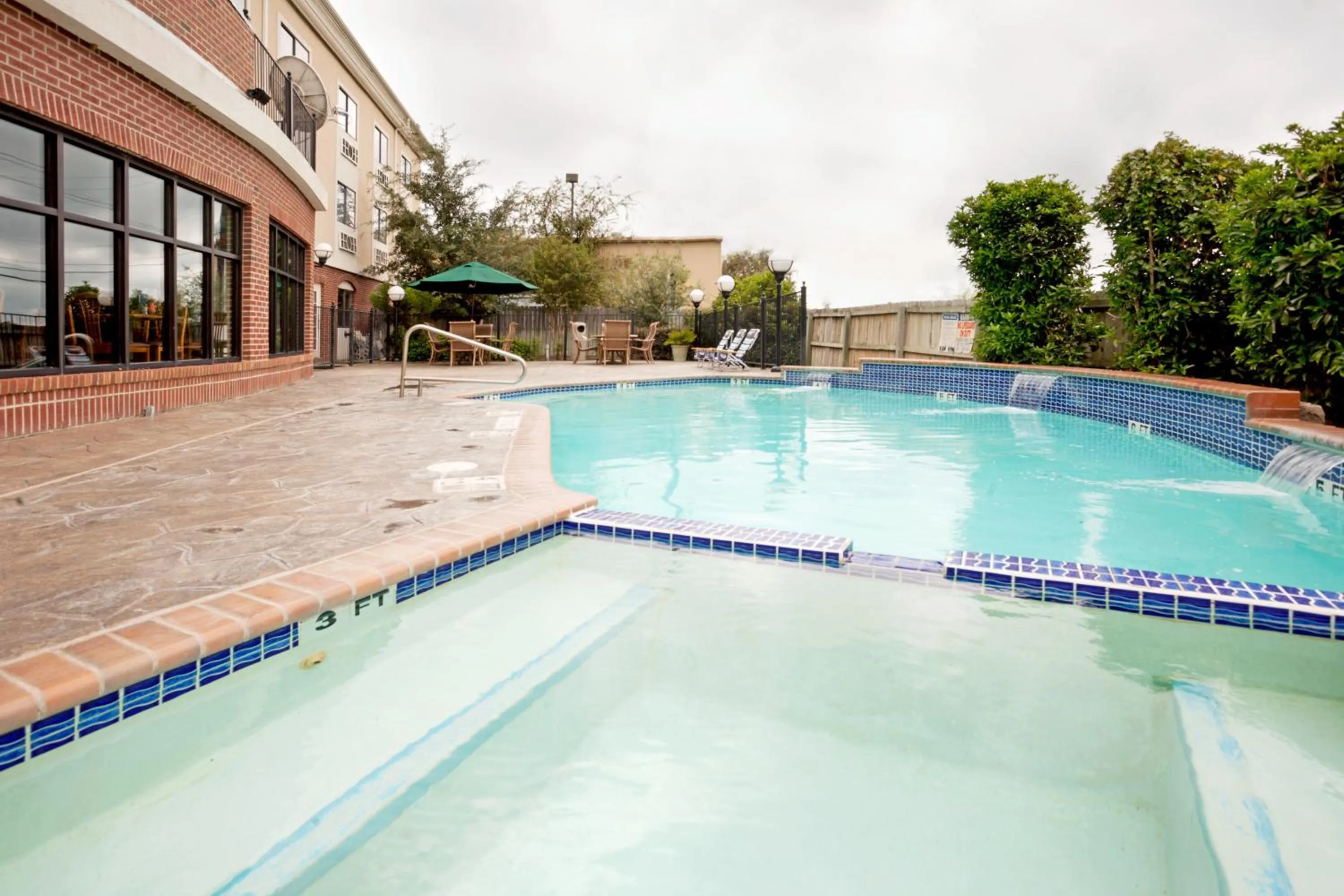 Swimming pool in Holiday Inn Express Hotel & Suites Elgin by IHG