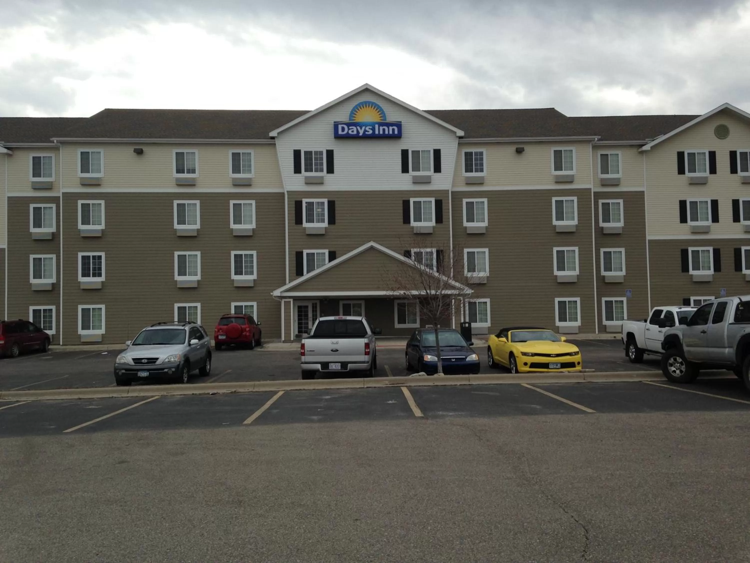 Facade/entrance in Days Inn & Suites by Wyndham Rochester South