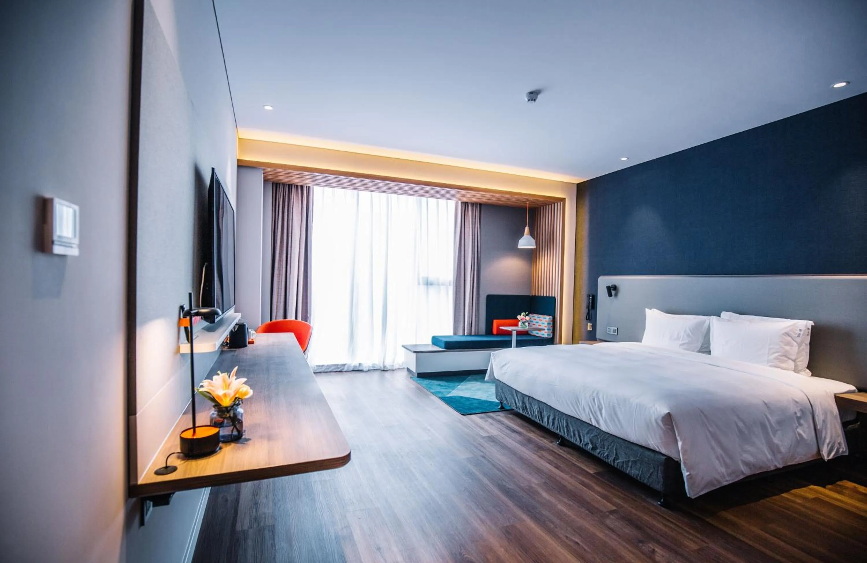 Photo of the whole room, Bed in Holiday Inn Express Ningbo Fenghua by IHG