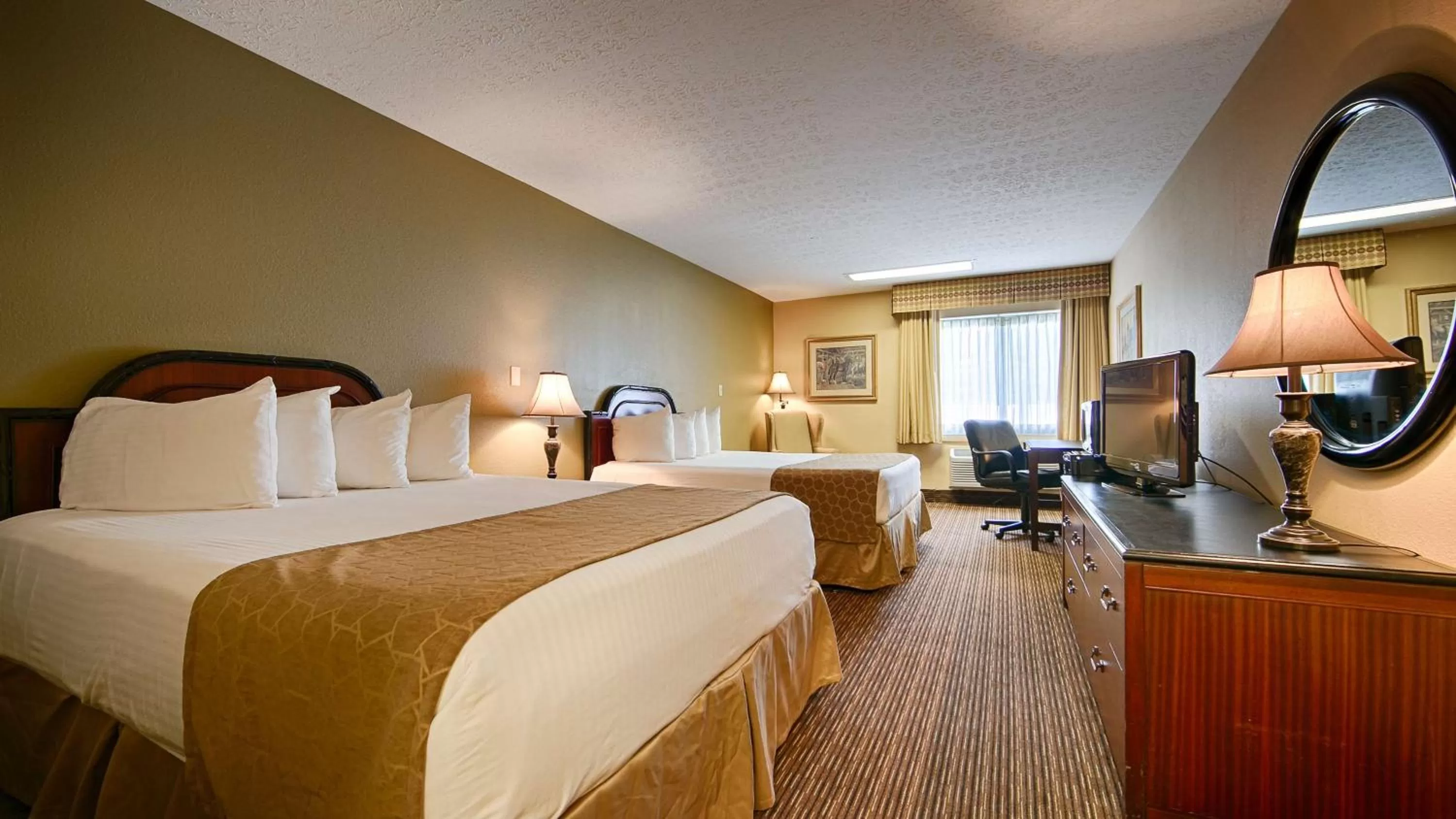 Photo of the whole room, Bed in Best Western Shelbyville Lodge