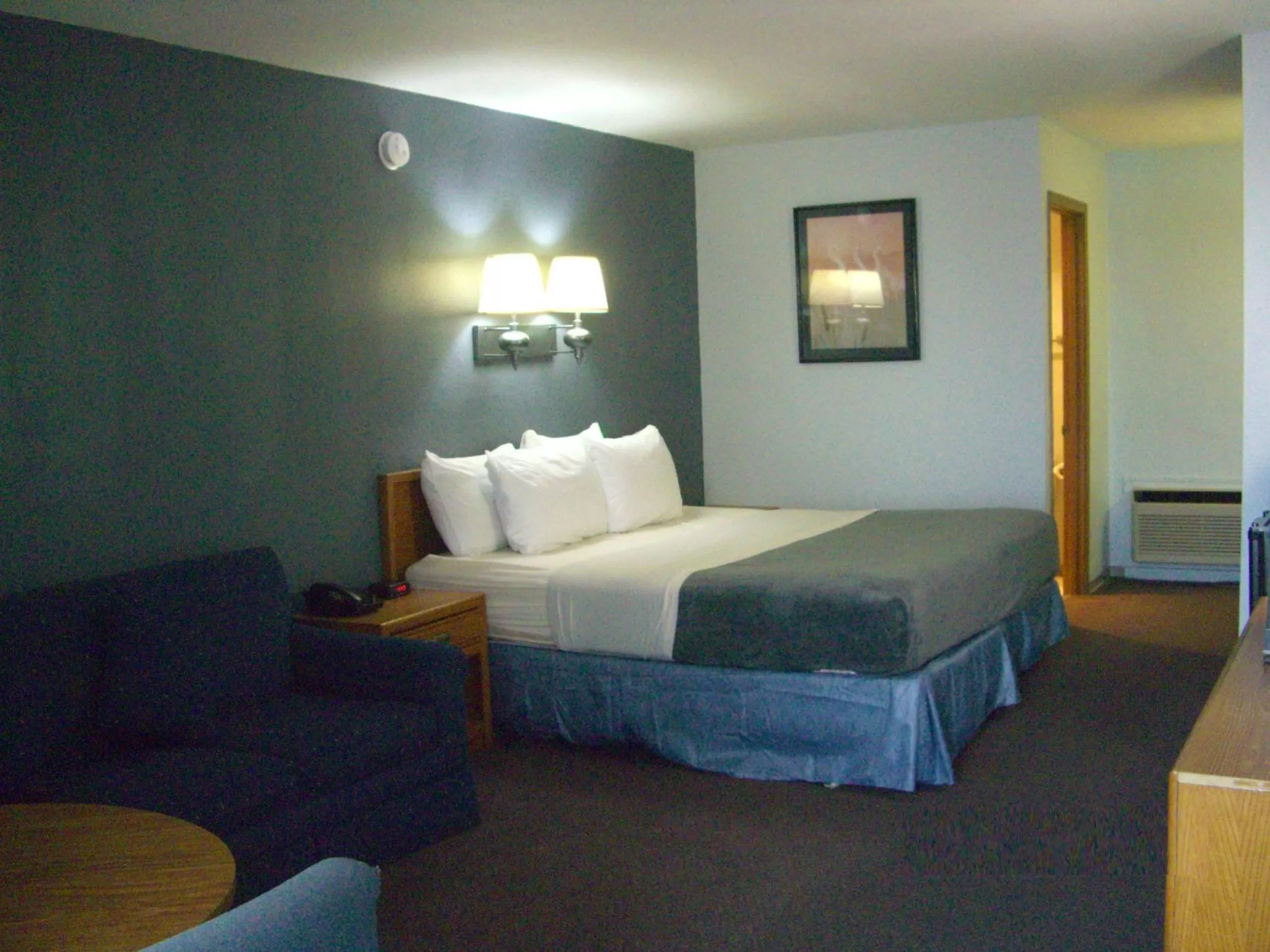 Bed in Quail's Nest Inn & Suites