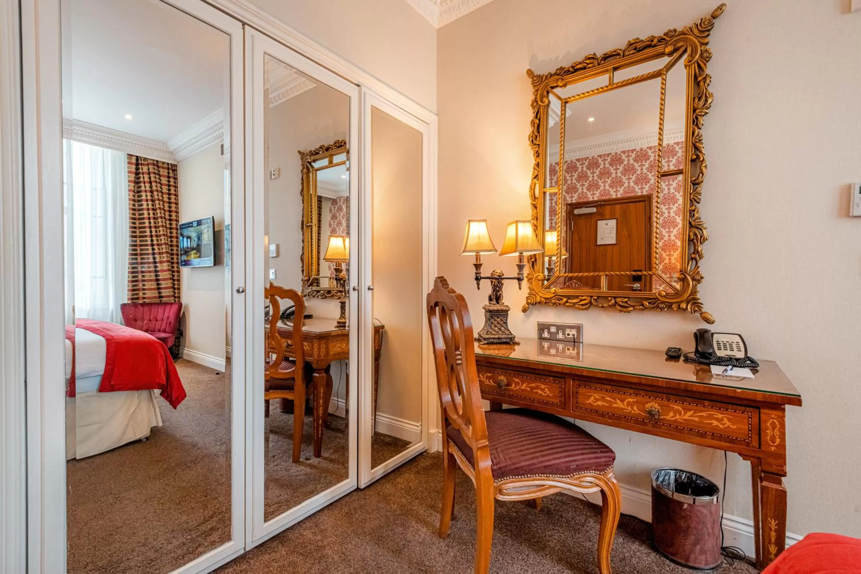 wardrobe, Bed in Ashburn Hotel