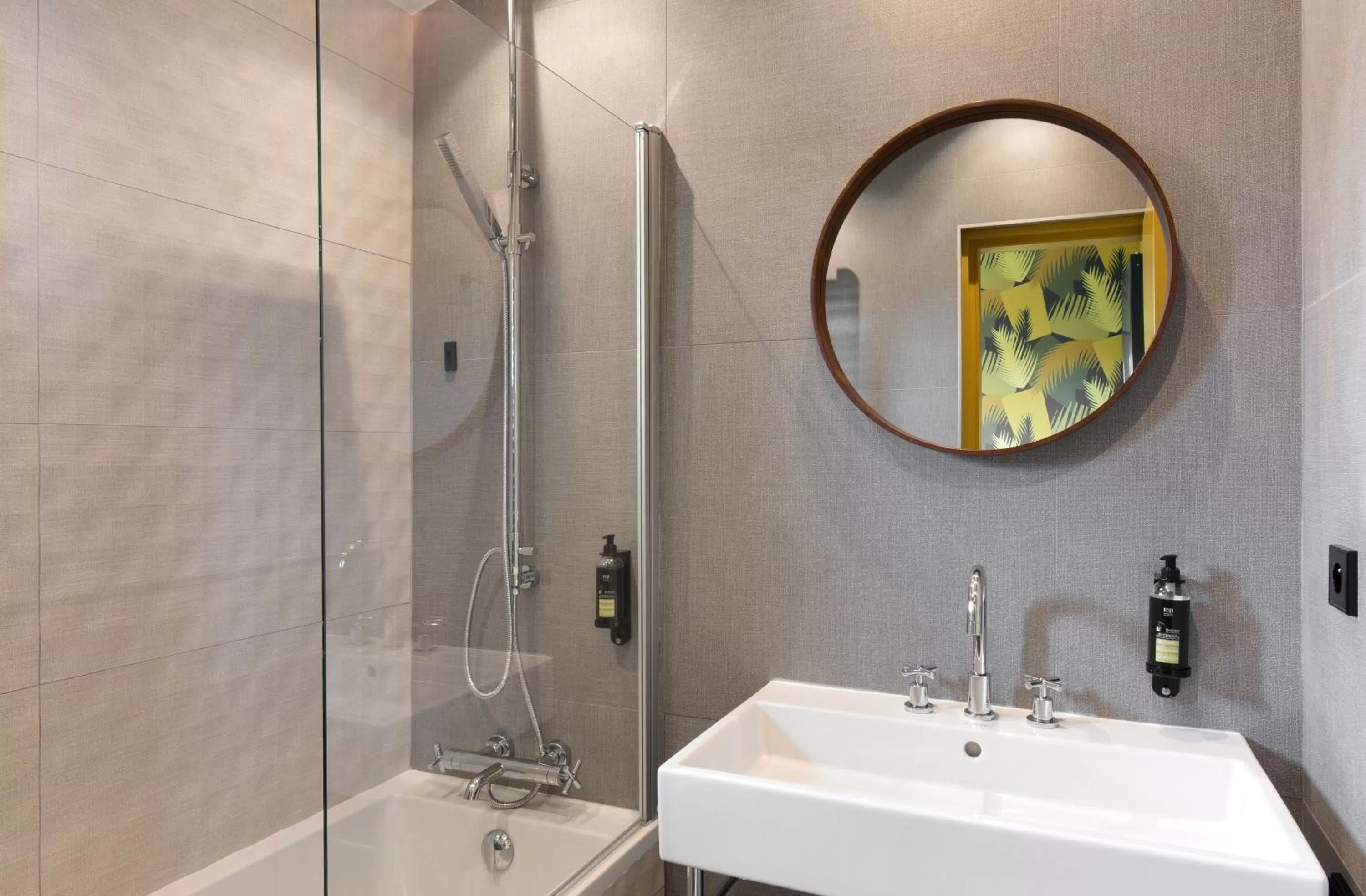 Bathroom in Hôtel Montmorency & Spa