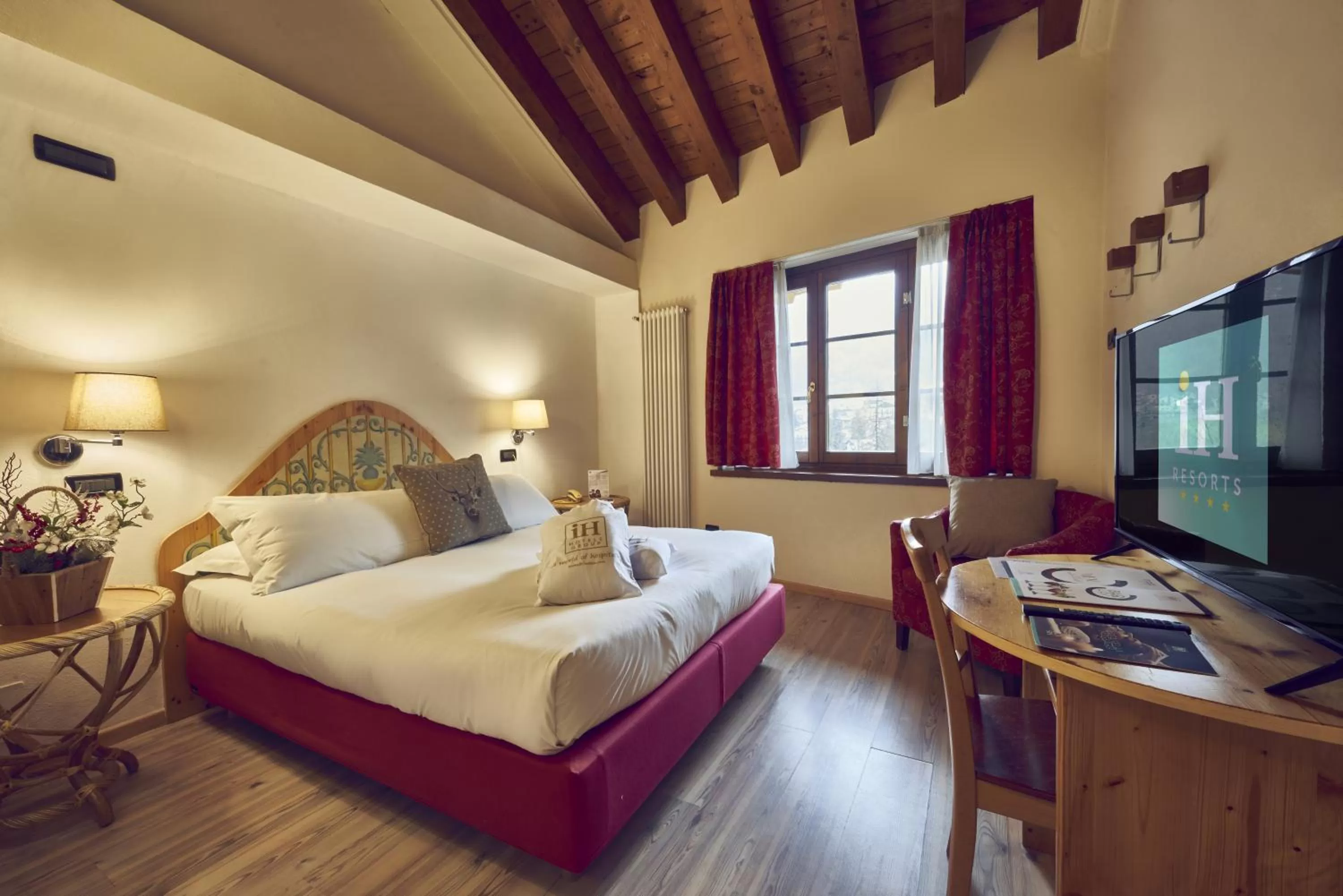 Bedroom, Bed in iH Hotels Courmayeur Mont Blanc