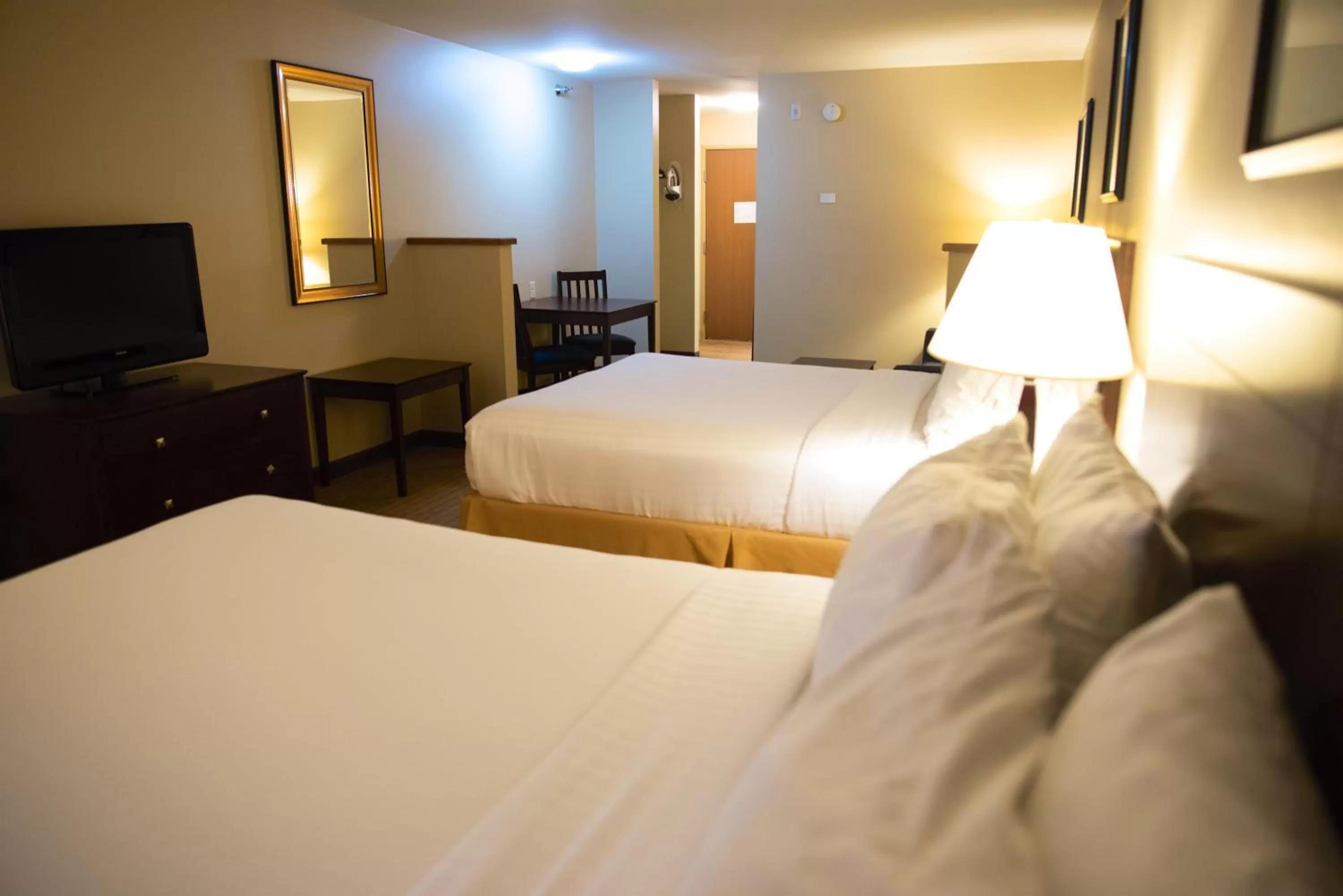 Photo of the whole room, Bed in Holiday Inn Express Devils Lake by IHG