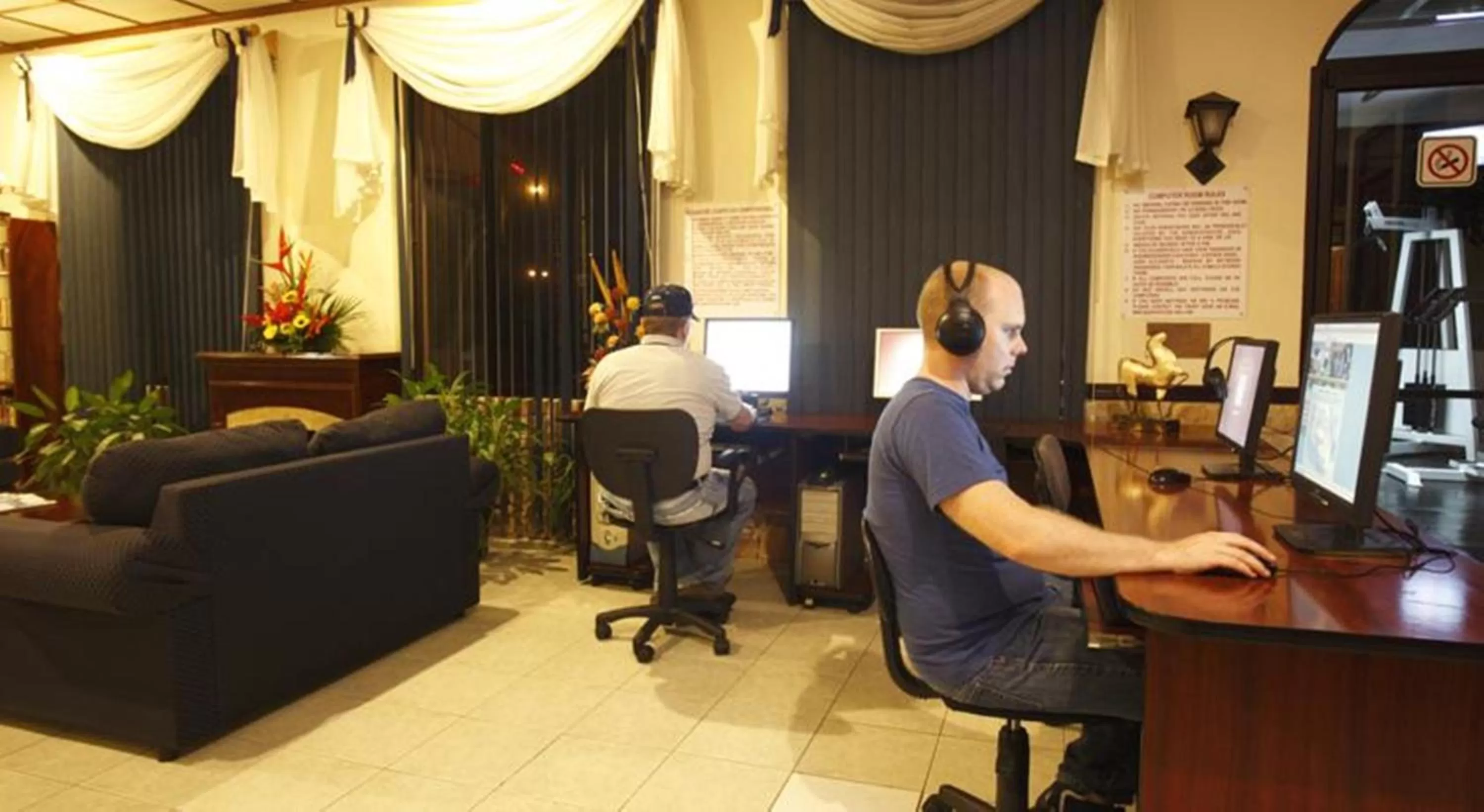 Communal lounge/ TV room in Adventure Inn