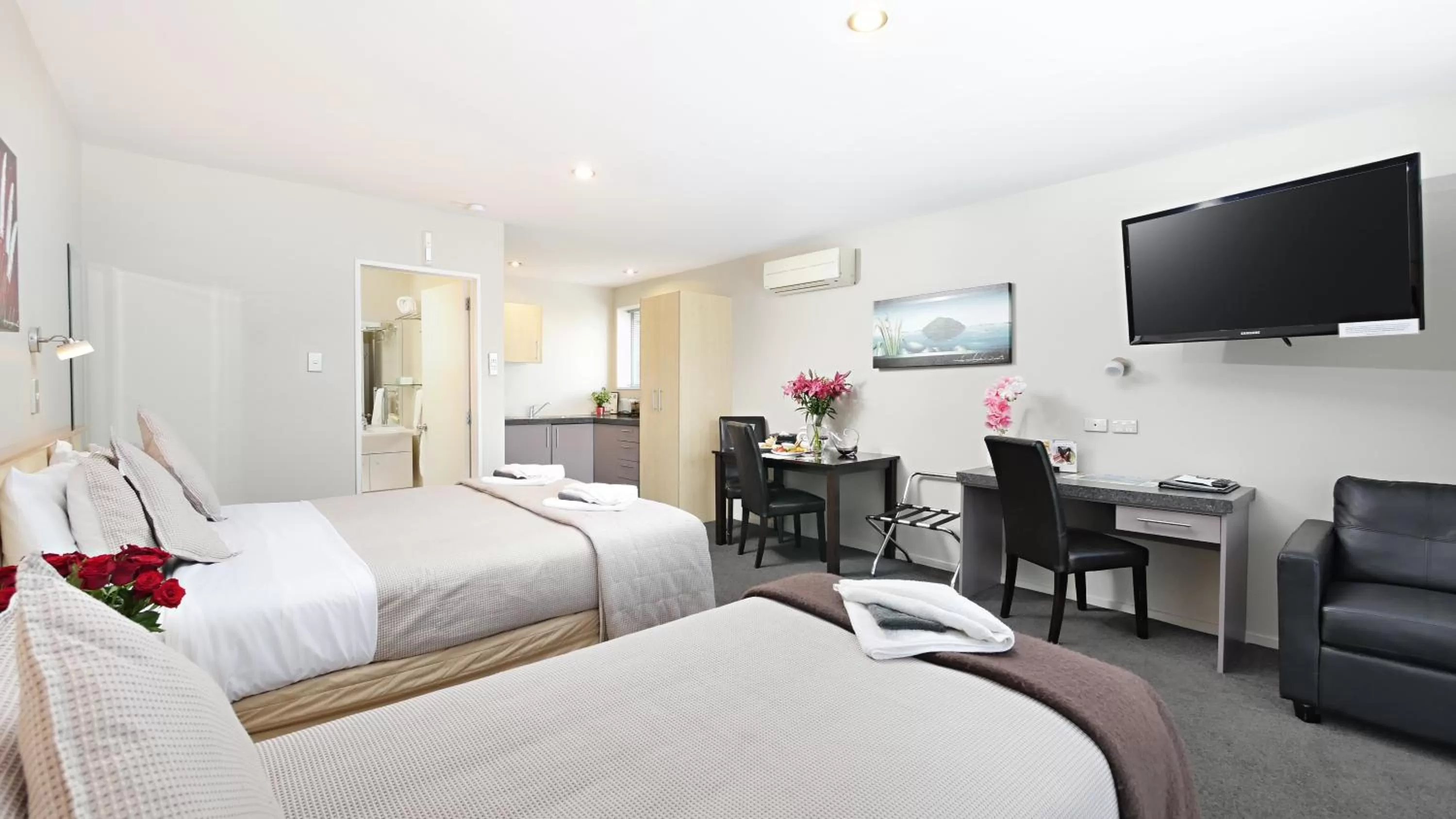 Photo of the whole room, Bed in Arthur's Court Motor Lodge