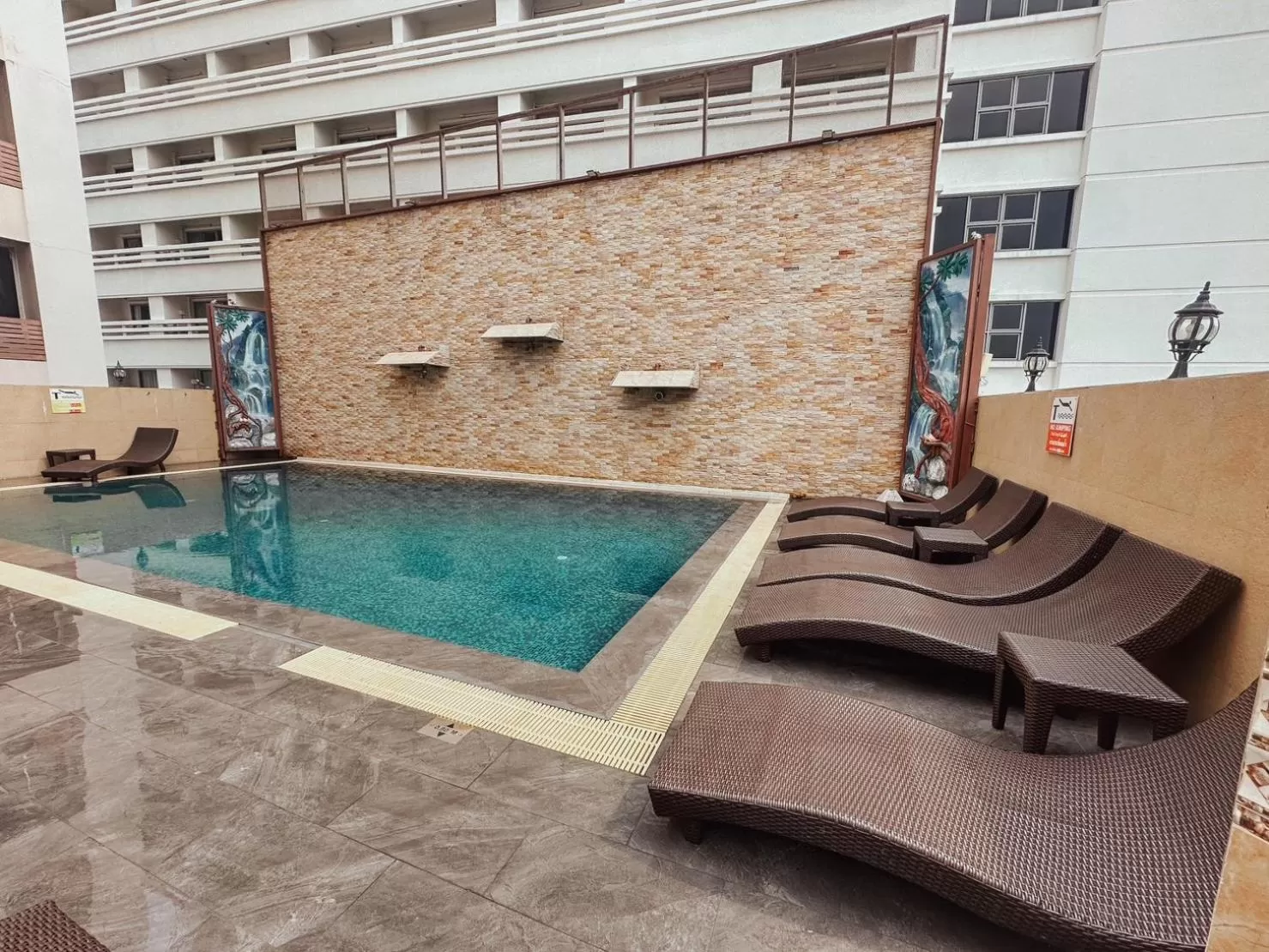 Swimming pool in Hotel De Khuvieng