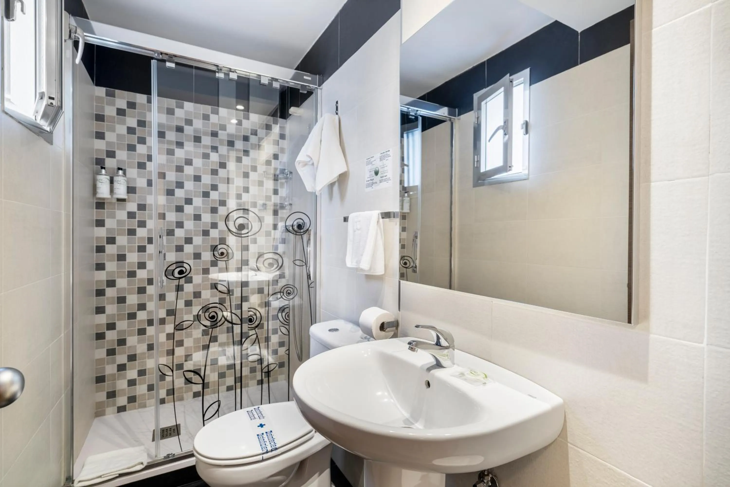 Bathroom in Hostal Ballesta