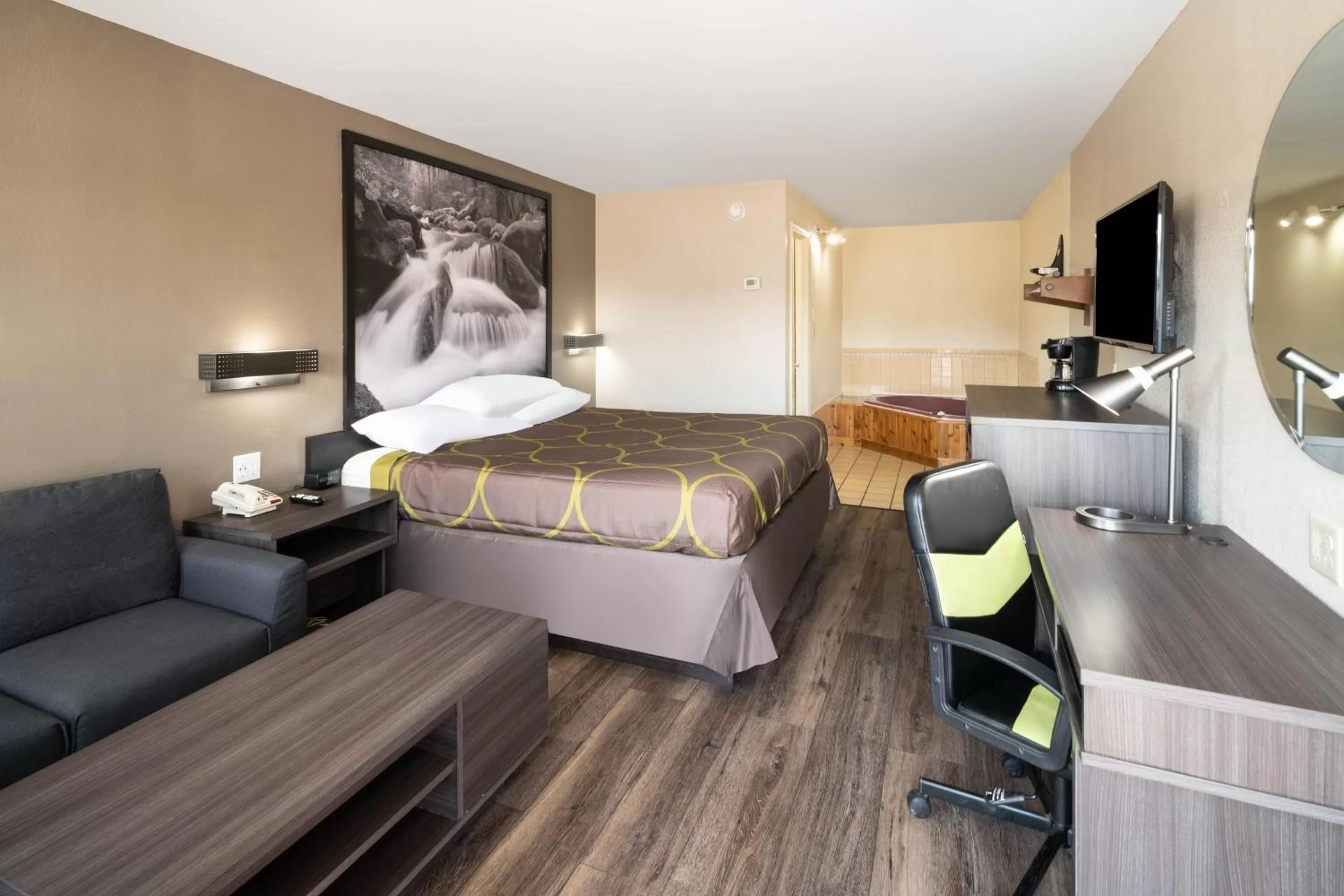 Hot Tub, Bed in Super 8 by Wyndham Cleveland