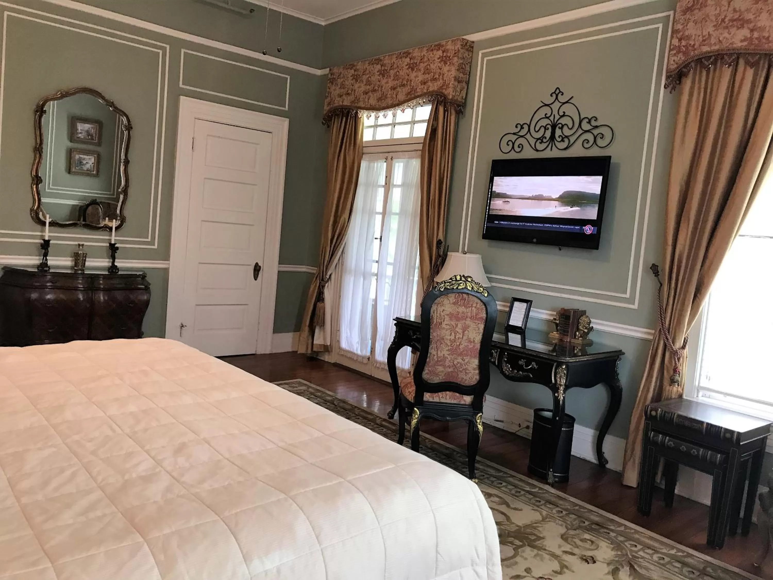 Bedroom, Bed in Historic Michabelle Inn