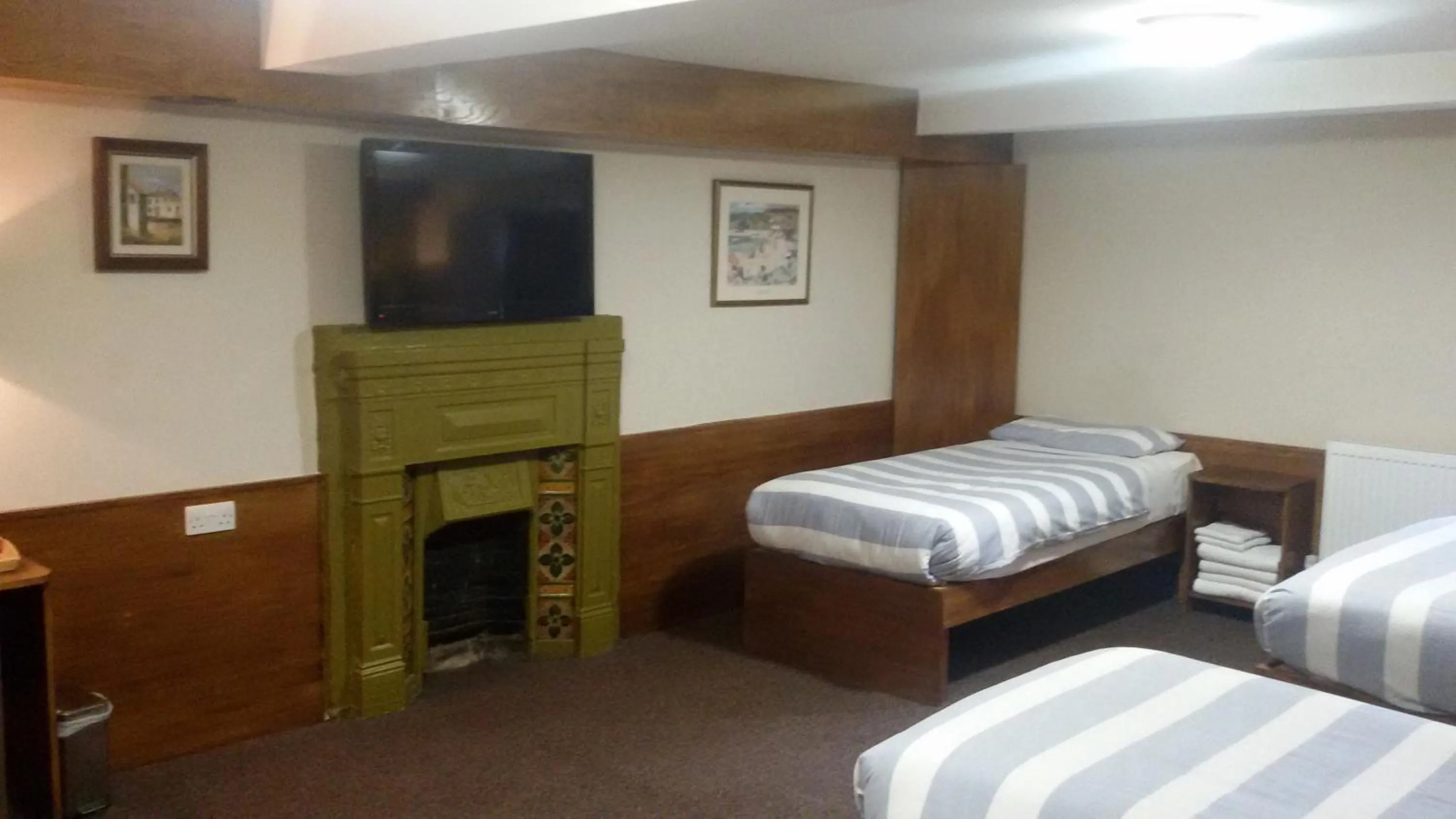 Photo of the whole room, Bed in Adelphi Hotel