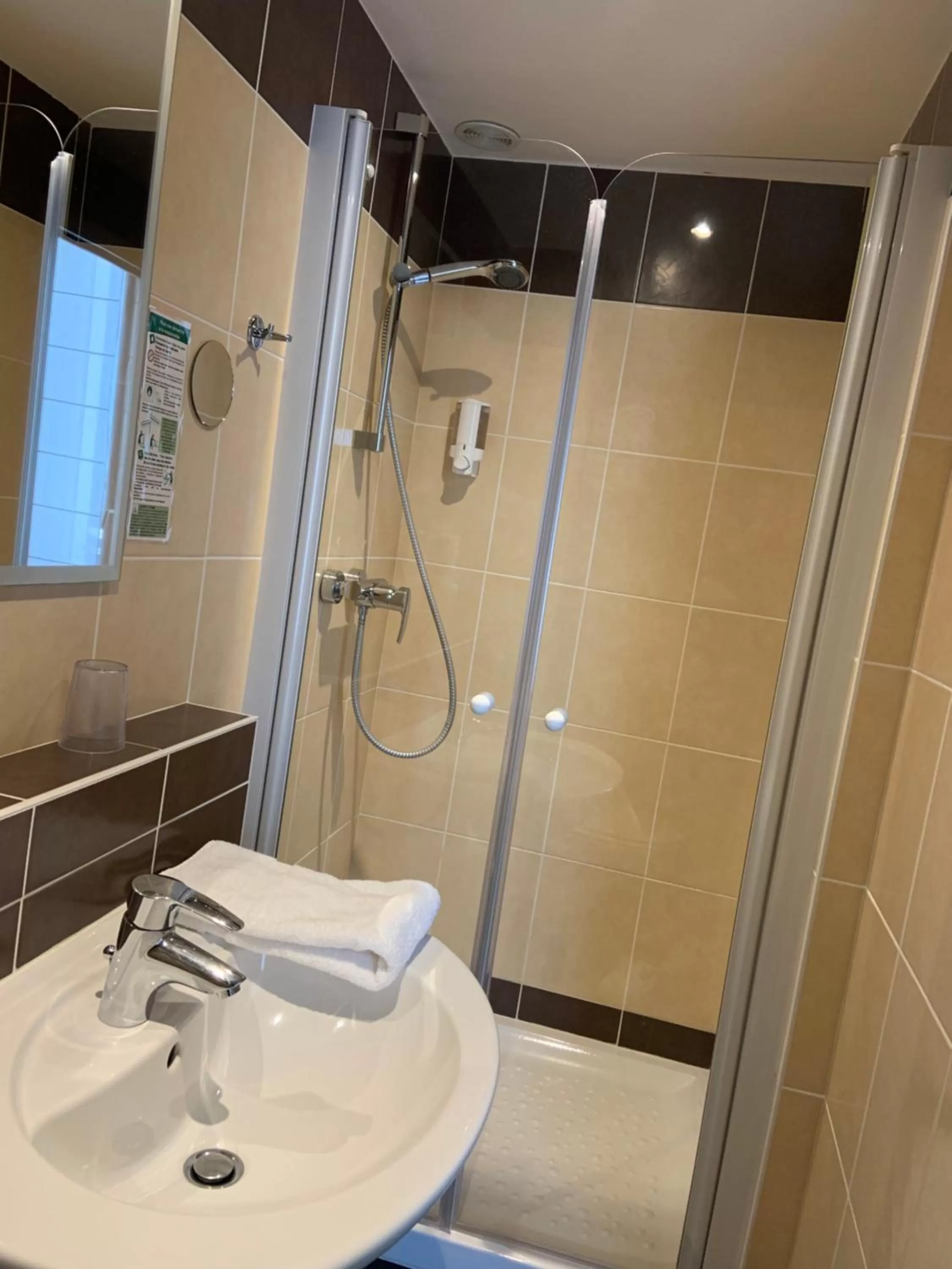 Bathroom in Hôtel de Champagne