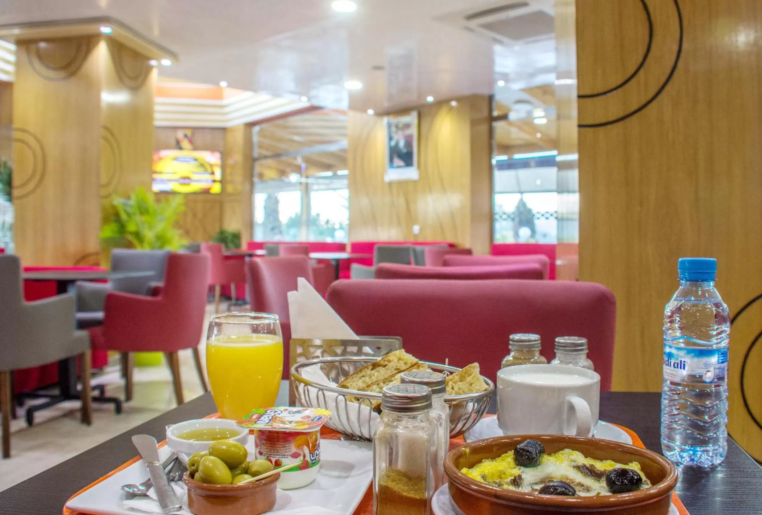 Restaurant/Places to Eat in Hôtel Hadaik Ain Asserdoune