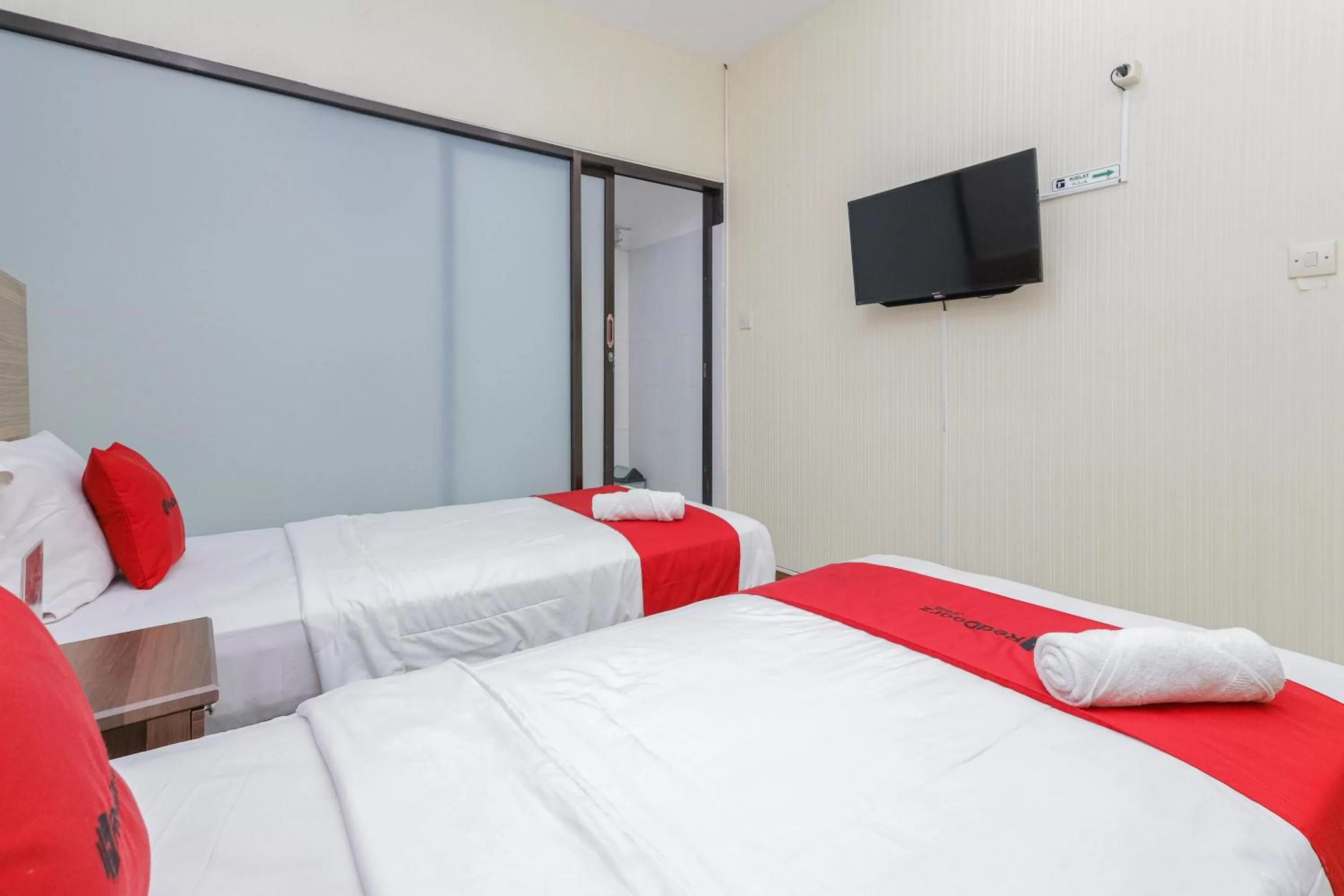 Bedroom, Bed in RedDoorz Syariah @ Klojen Malang