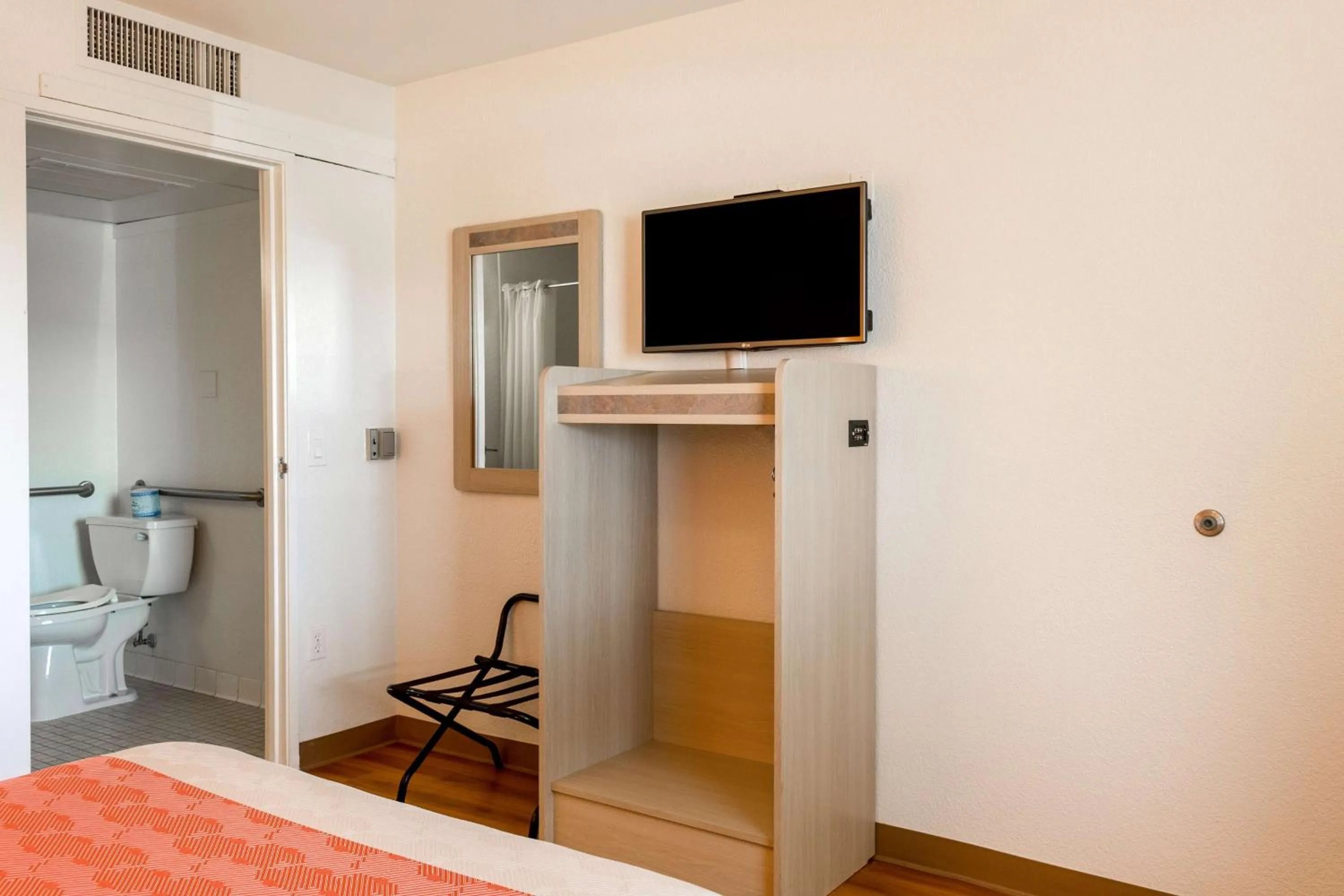 Photo of the whole room, Bed in Motel 6-Mojave, CA