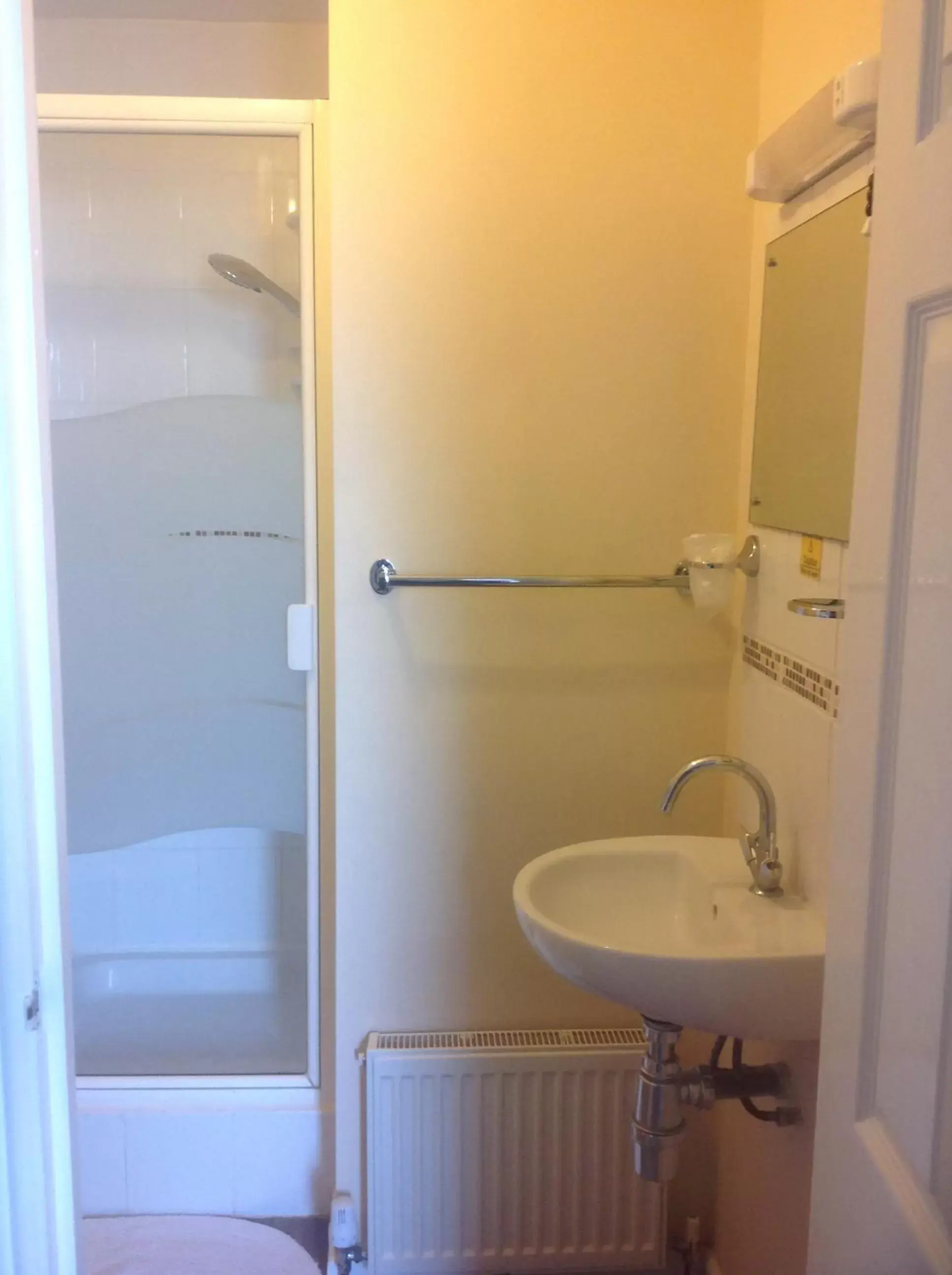 Double Room First Floor Rm2 in Cleasewood Guest House Double Room First Floor Rm2 in Cleasewood Guest House