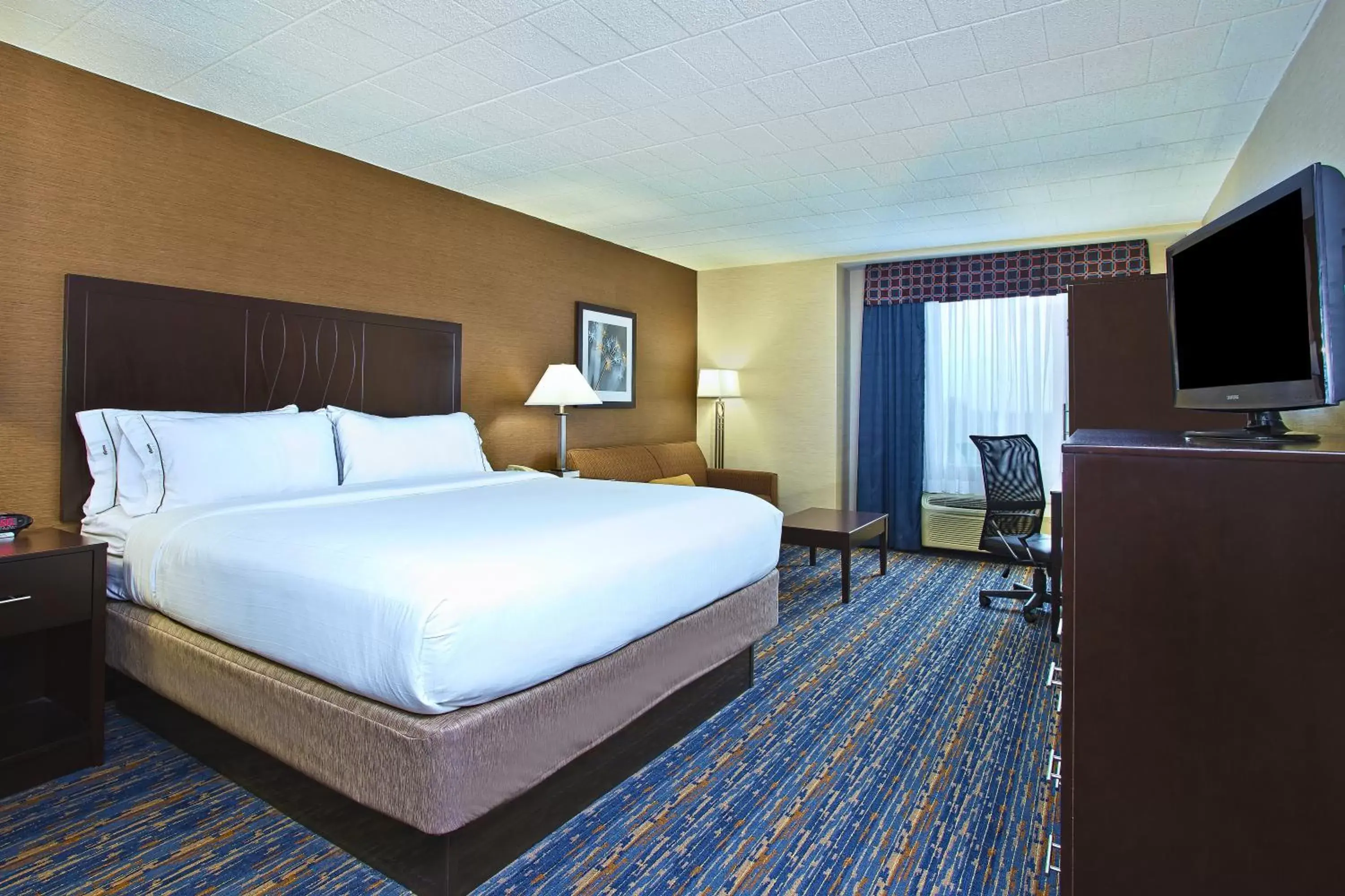 Standard King Room with Sofa Bed in Holiday Inn Express and Suites Pittsburgh West Mifflin by IHG Standard King Room with Sofa Bed in Holiday Inn Express and Suites Pittsburgh West Mifflin by IHG